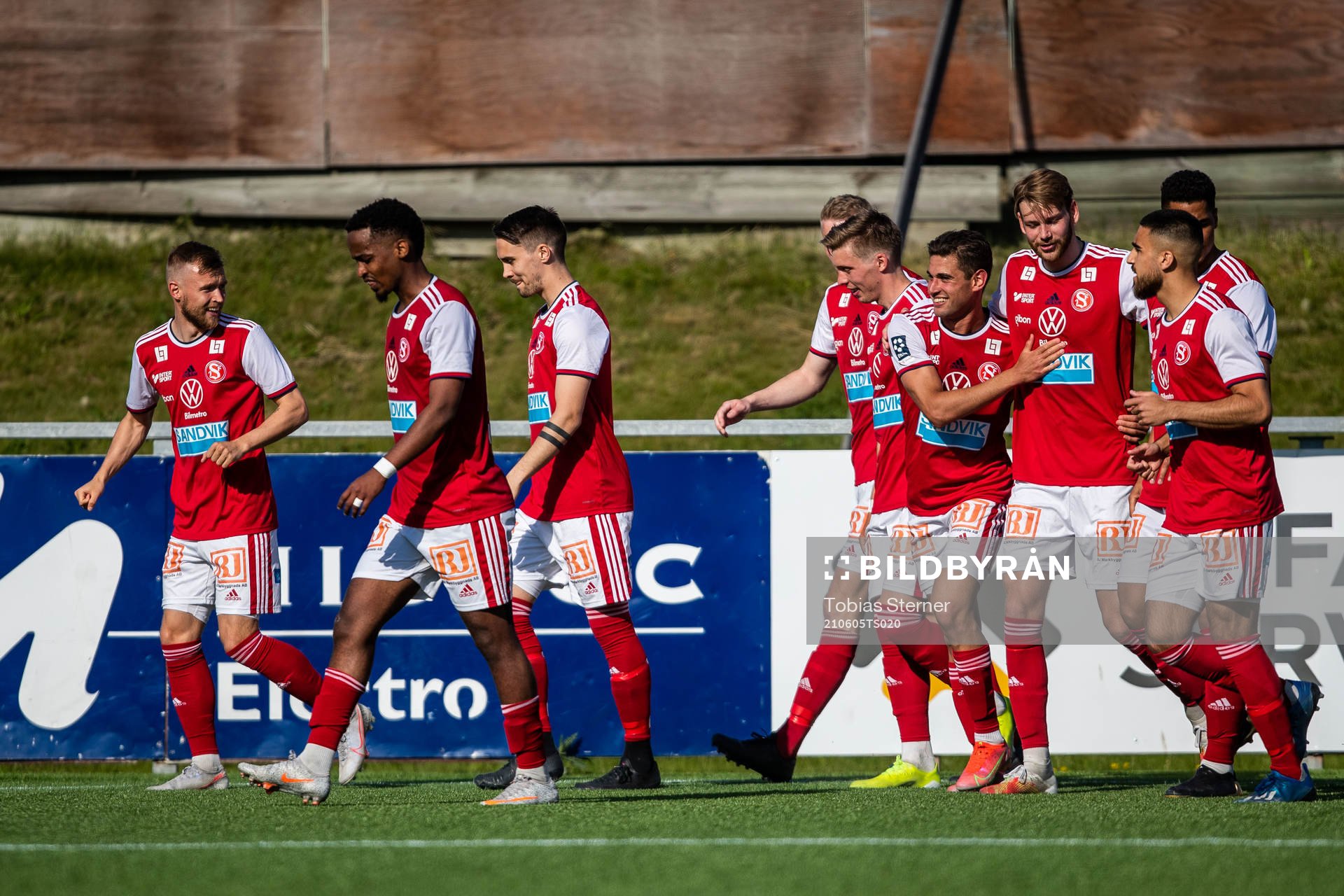 Sandvikens Ahmed Bonnah jublar med lagkamrater