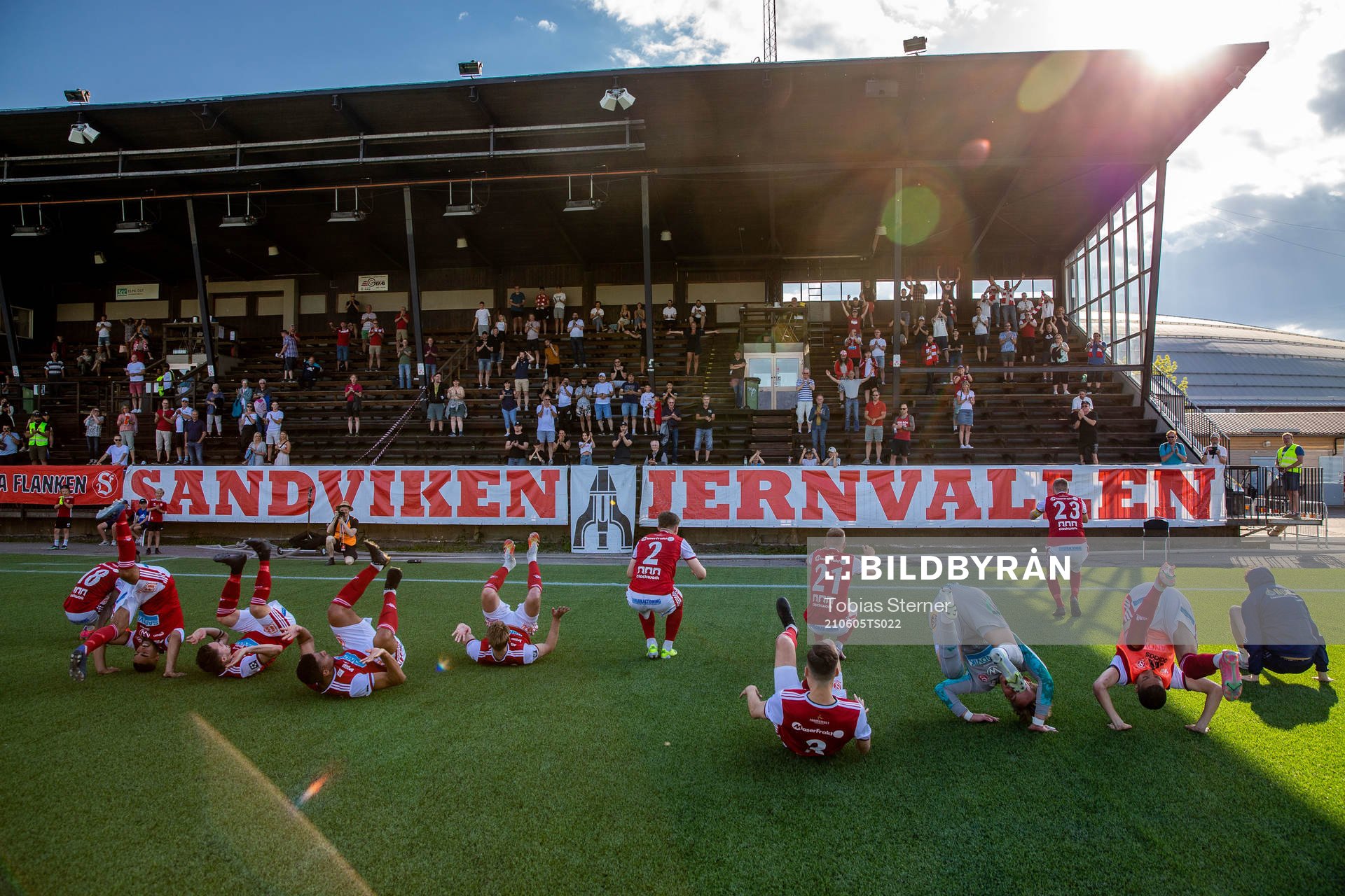Sandvikens spelare jublar framför läktaren