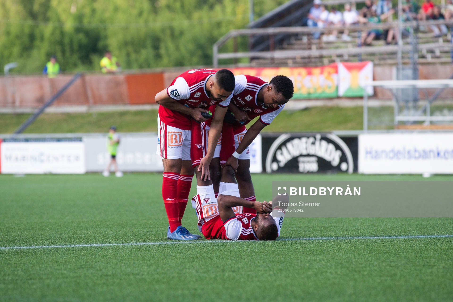 Sandvikens John Junior Igbaruma har kramp och får hjälp