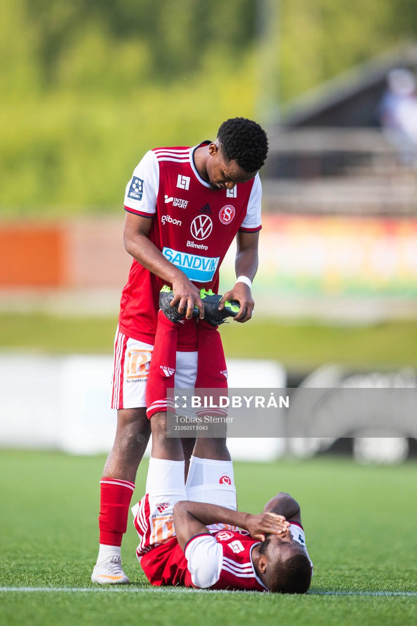 Sandvikens John Junior Igbaruma har kramp och får hjälp