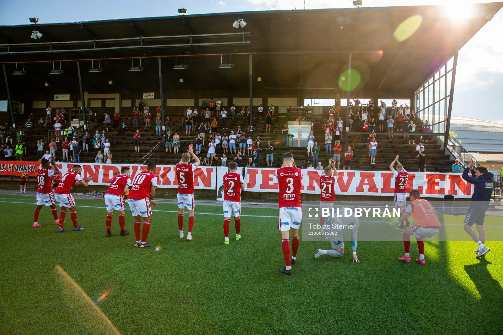 Sandvikens spelare tackar publiken efter, fotbollsmatchen i