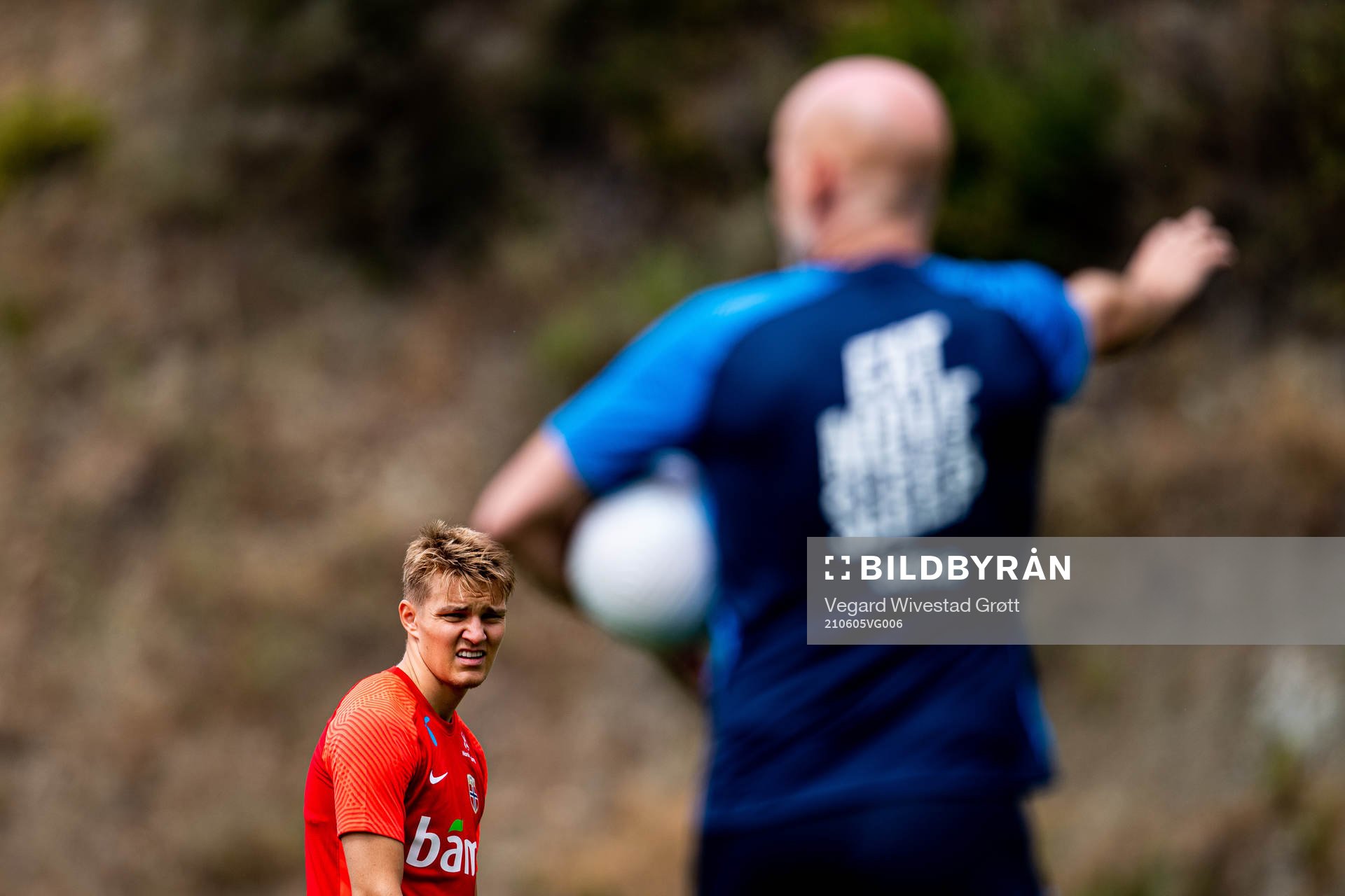 Martin Ødegaard listens to Ståle Solbakken, head coach of