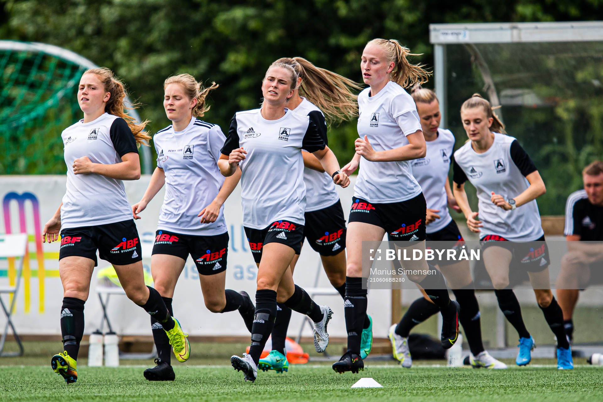 Ida Skaar Kroken and Nina Vestbøstad of Åsane warms up