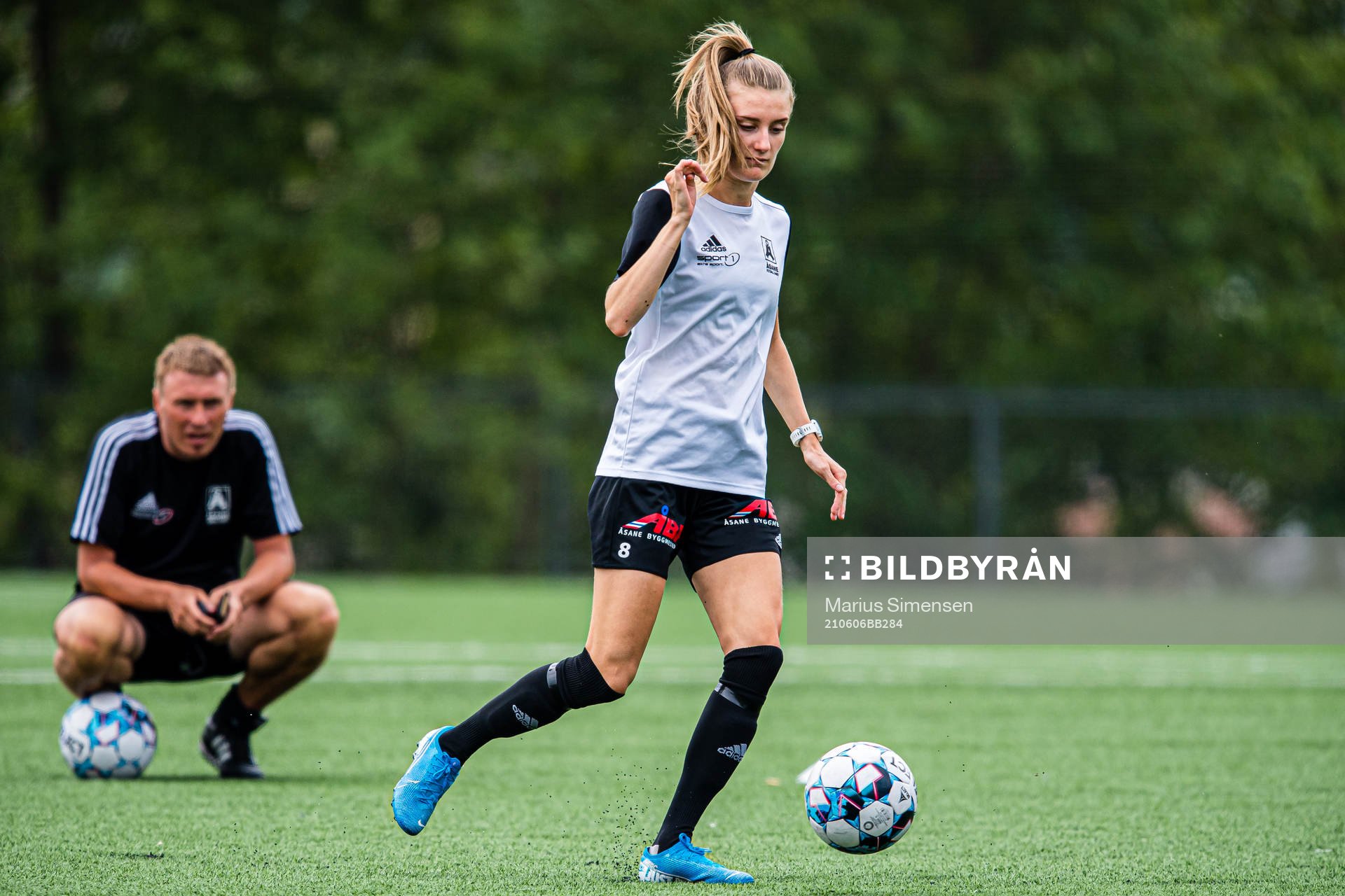 Synne Eide Bjørnebøle of Åsane warms up