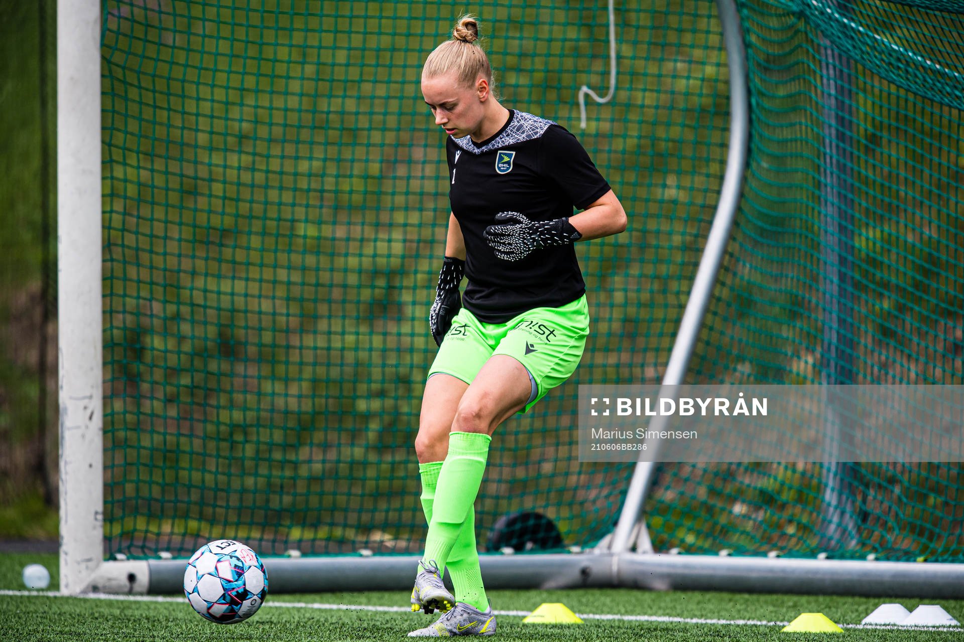 Klara Thorsrud Sporsem of Øvrevoll Hosle warms up