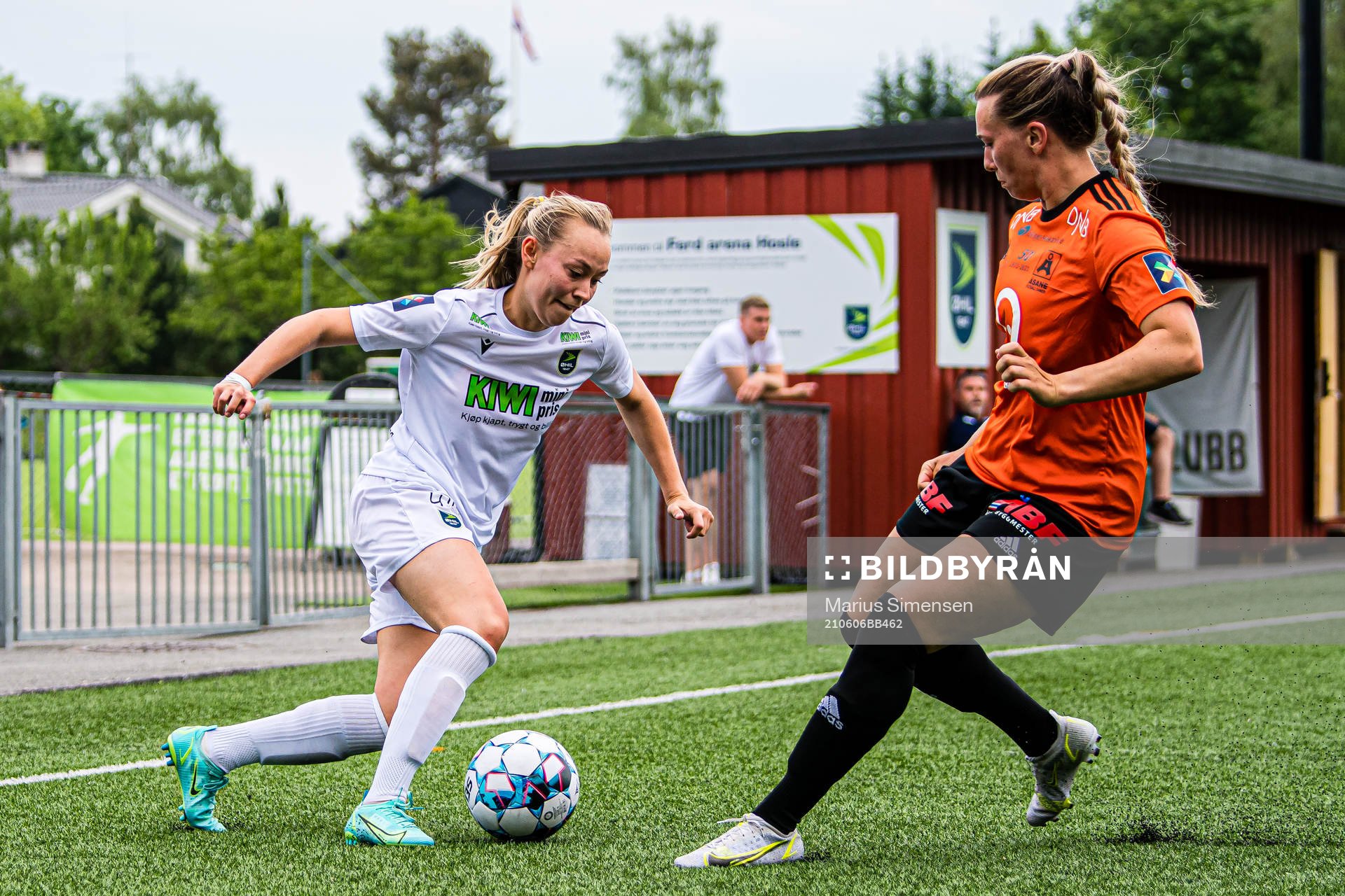 Anja Helen Rasmussen of Øvrevoll Hosle and Katarina Dybvik Sunde of Åsane during the 1. divison football match between Øvrevoll Hosle and Åsane on June 6, 2021 in Bærum.