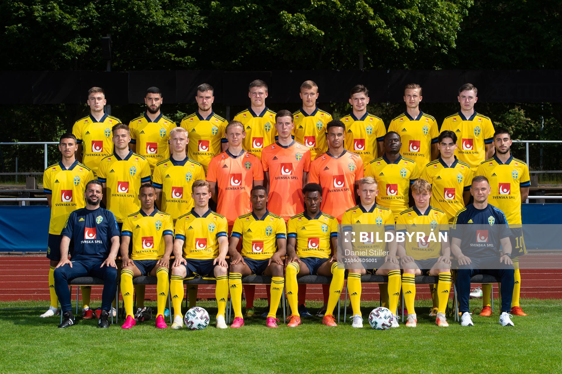 U21-landslaget i fotboll står uppställda för en lagbild