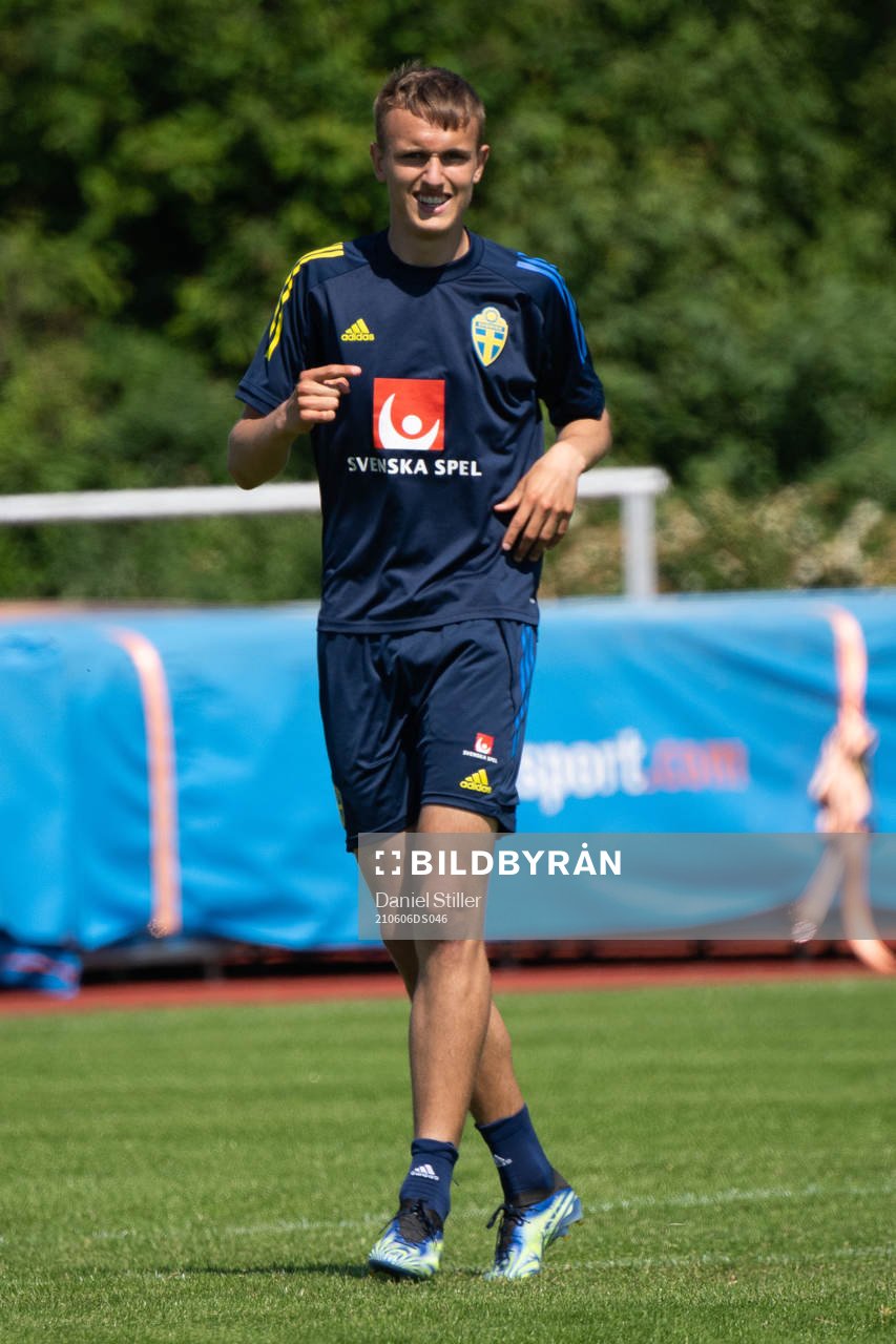 Jesper Tolinsson under en träning med Sveriges U21 landslag i fotboll den 6 juni 2021 i Falkenberg. 