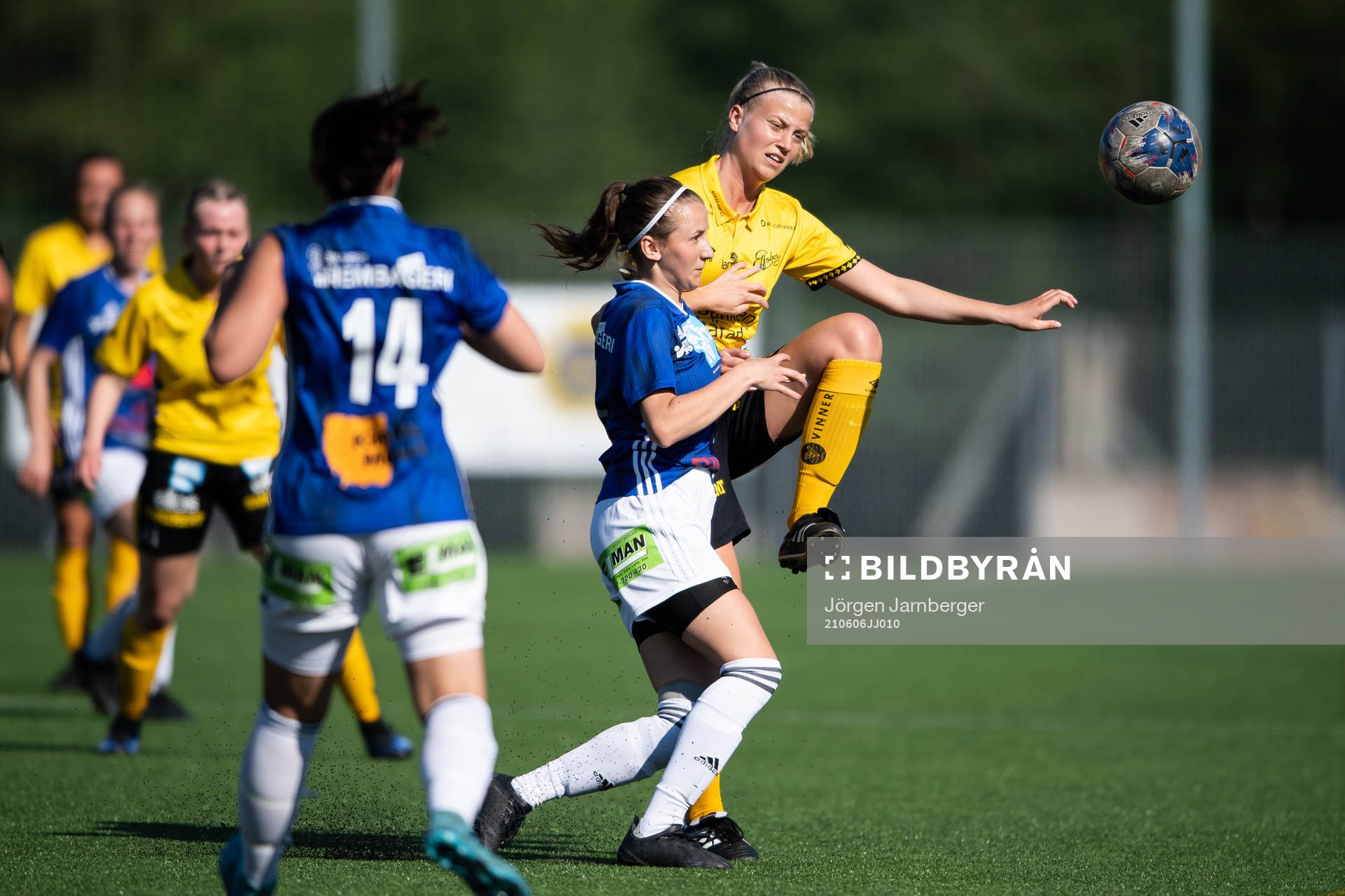 Elfsborgs Sara Isaksson och Mariedals Elma Huremovic under en träningsmatch i fotboll mellan Mariedal och Elfsborg den 6 juni 2021 i Borås.