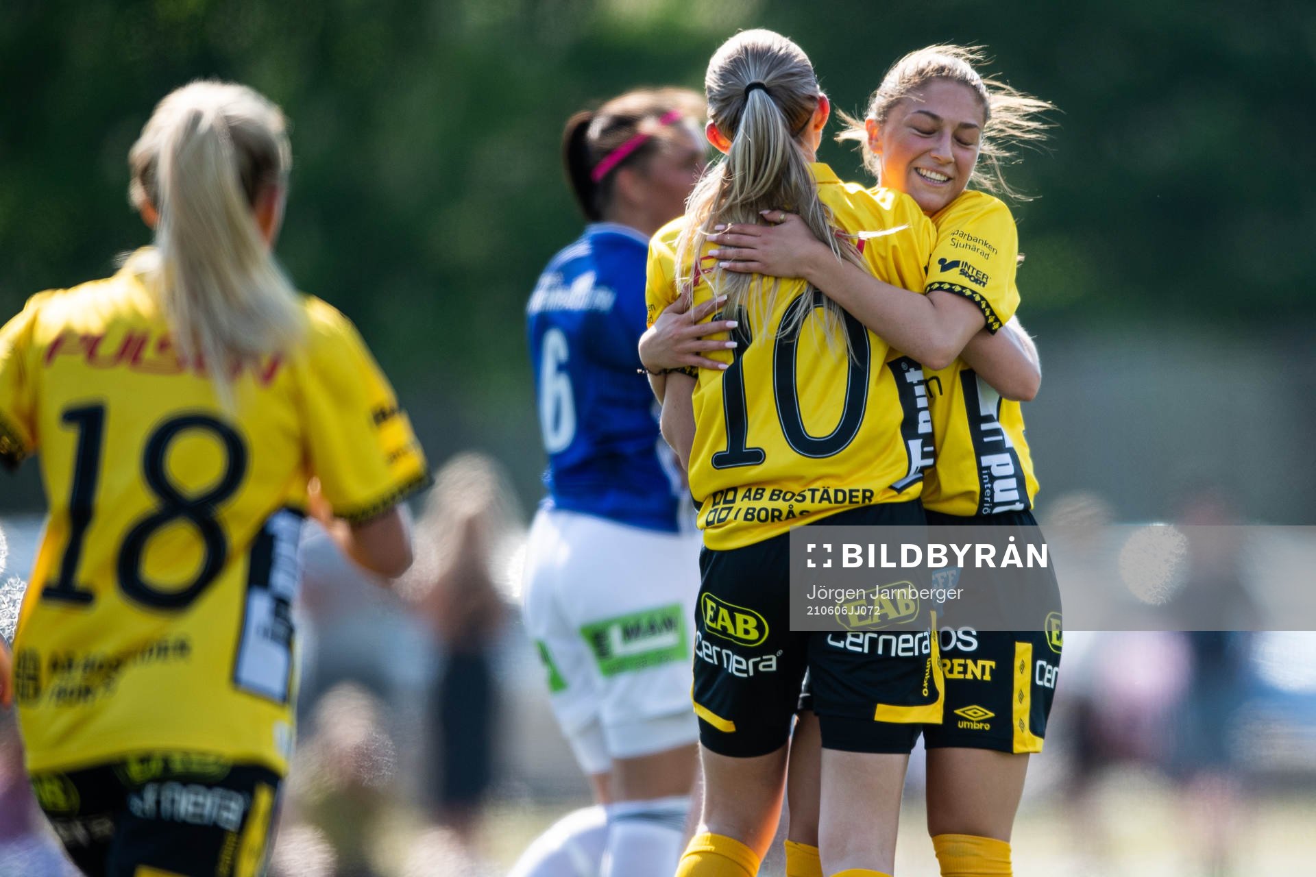 Elfsborgs Donika Shala och Matilda Ståhlbom Karlsson jublar efter mål under en träningsmatch i fotboll mellan Mariedal och Elfsborg den 6 juni 2021 i Borås.