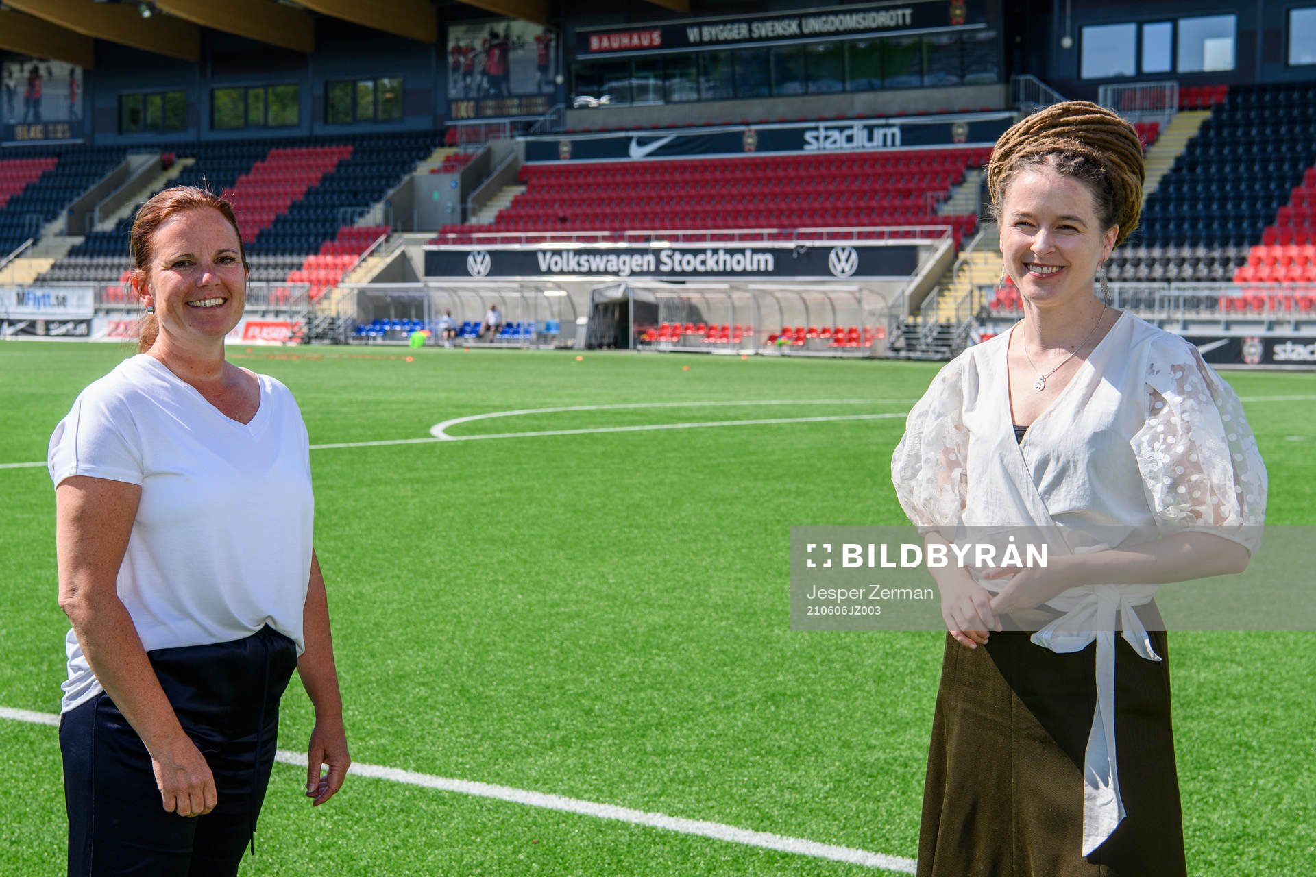 Linda Zillén, ordförande i IK Uppsala, och Idrotts- och kulturminister Amanda Lind poserar för en bild inför fotbollsmatchen i Elitettan mellan Brommapojkarna och Uppsala den 6 juni 2021 i Stockholm. 