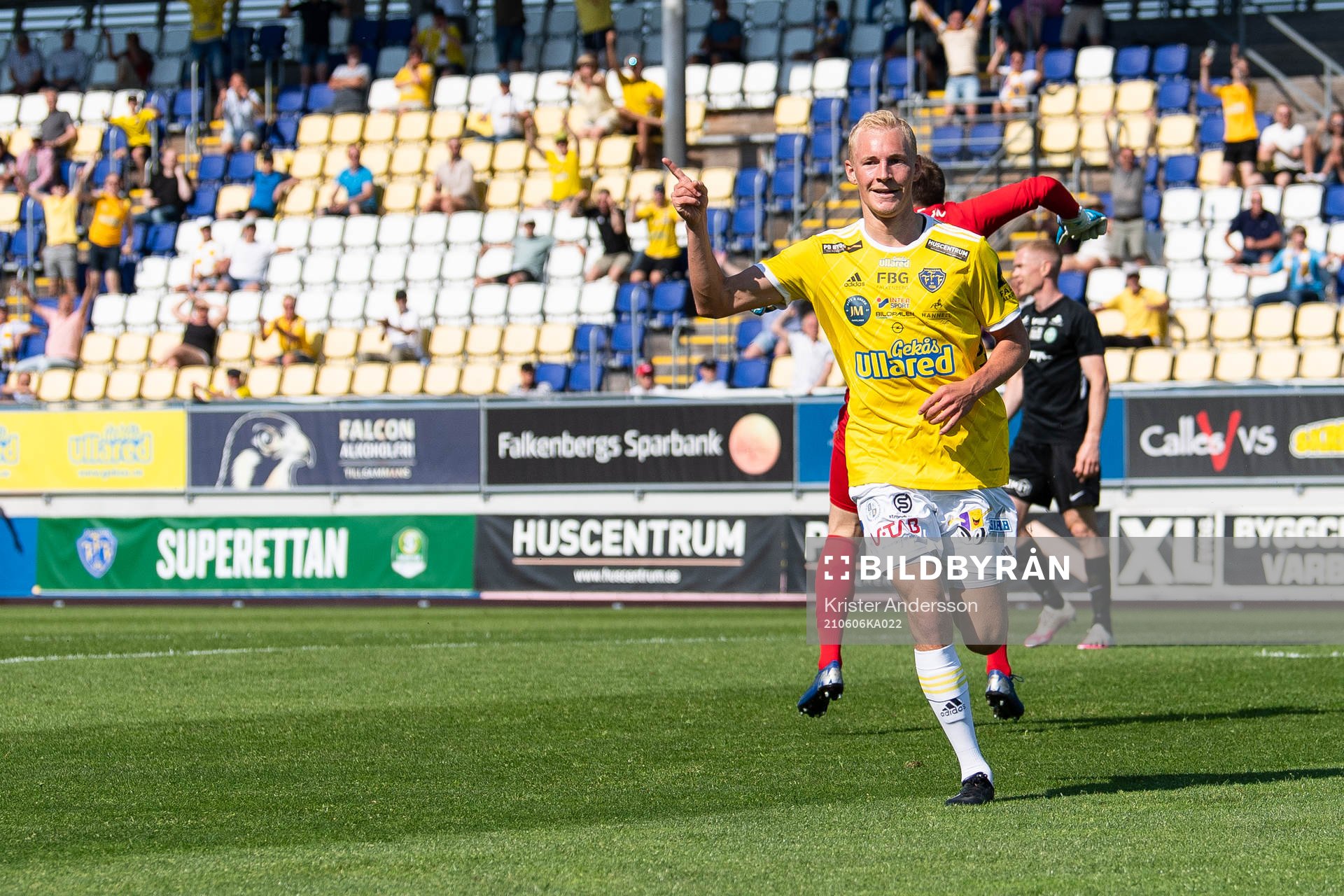 Falkenbergs Adam Bergmark Wiberg gör 2-1 och jublar