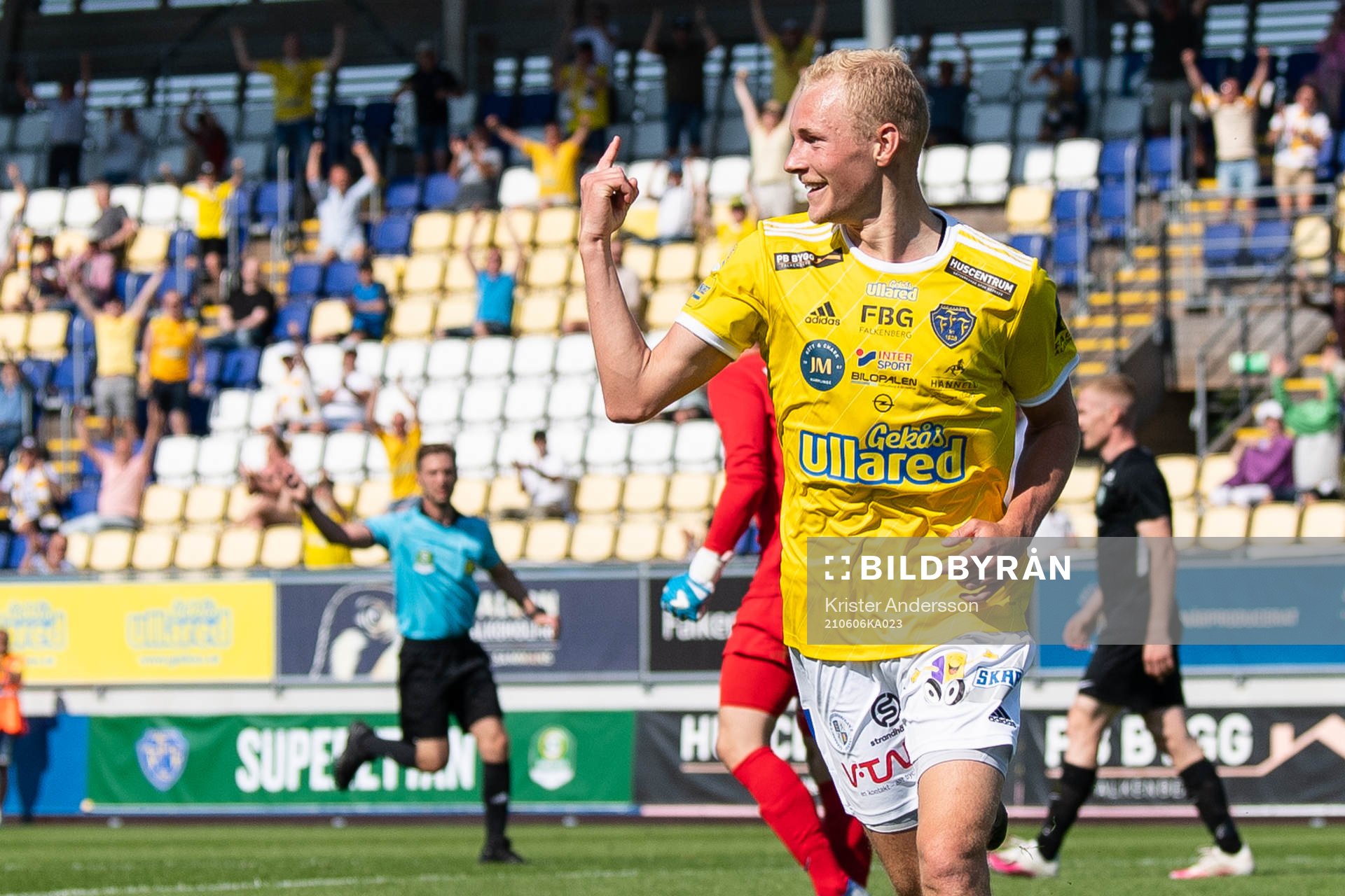 Falkenbergs Adam Bergmark Wiberg gör 2-1 och jublar