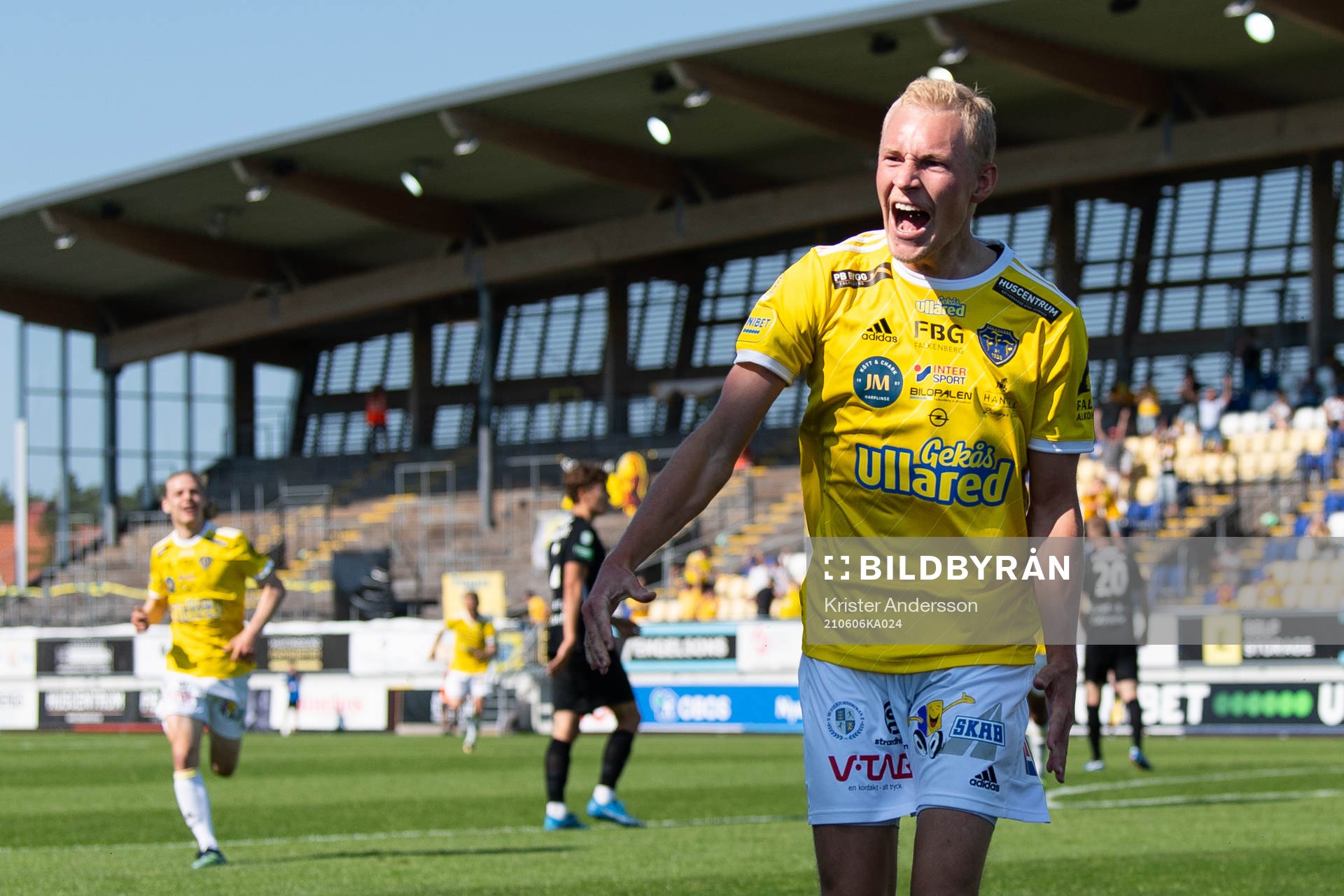 Falkenbergs Adam Bergmark Wiberg gör 2-1 och jublar under fotbollsmatchen i Superettan mellan Falkenberg och Västerås SK den 6 juni 2021 i Falkenberg.