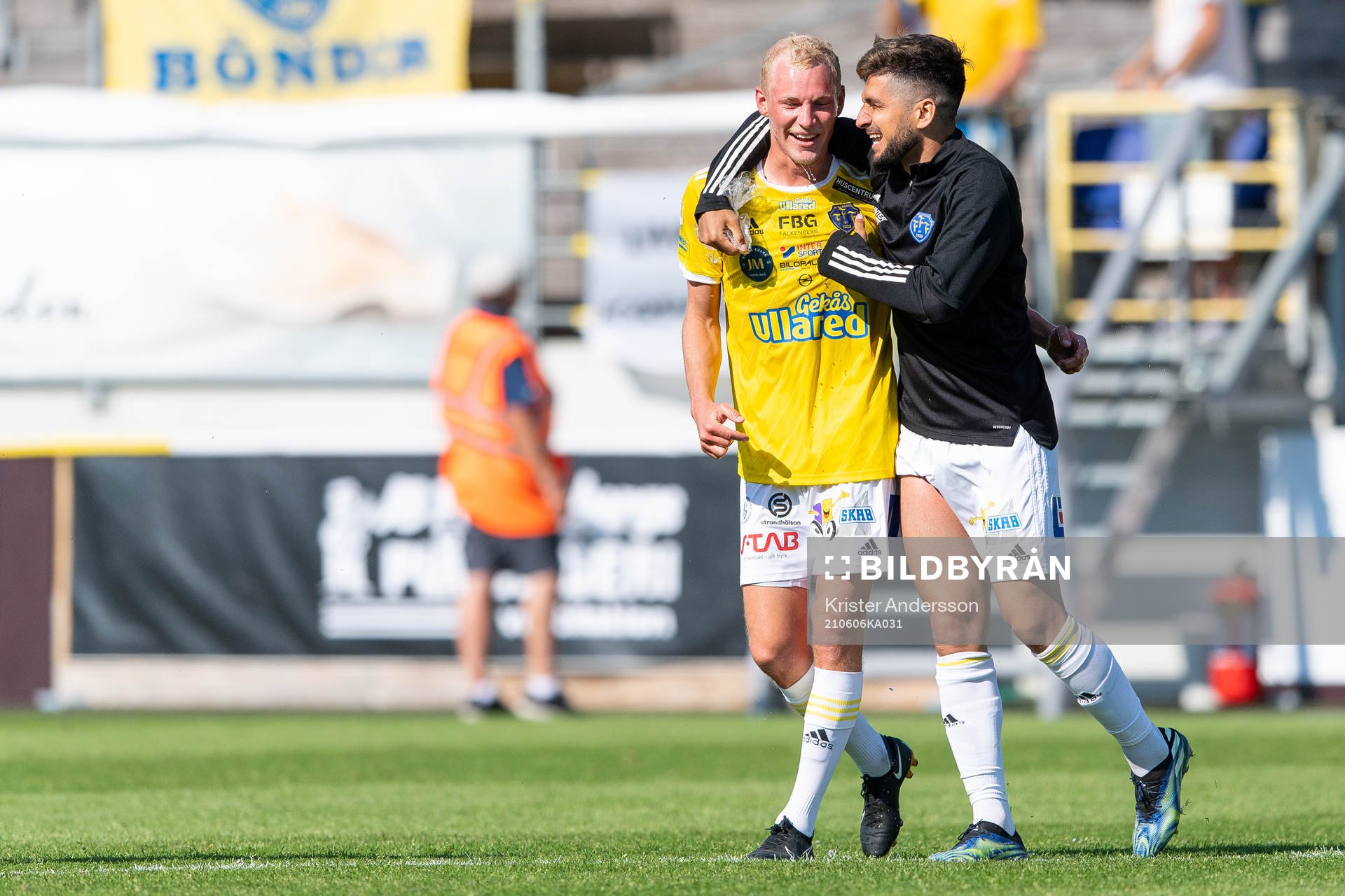 Falkenbergs Adam Bergmark Wiberg och Mahmut Özen jublar