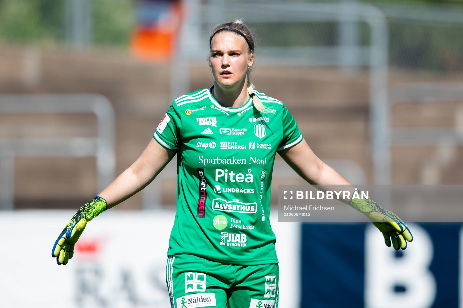 Piteås målvakt Nichole Persson reser sig