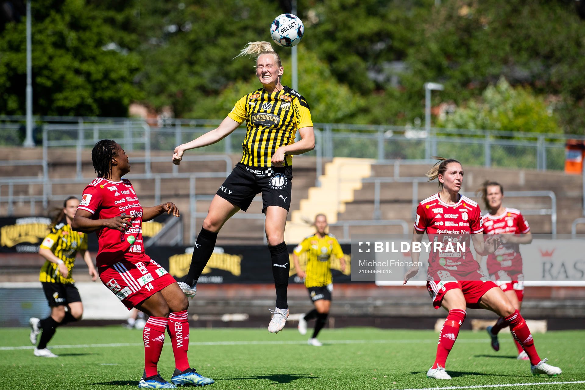 Häckens Stina Blackstenius med en nick