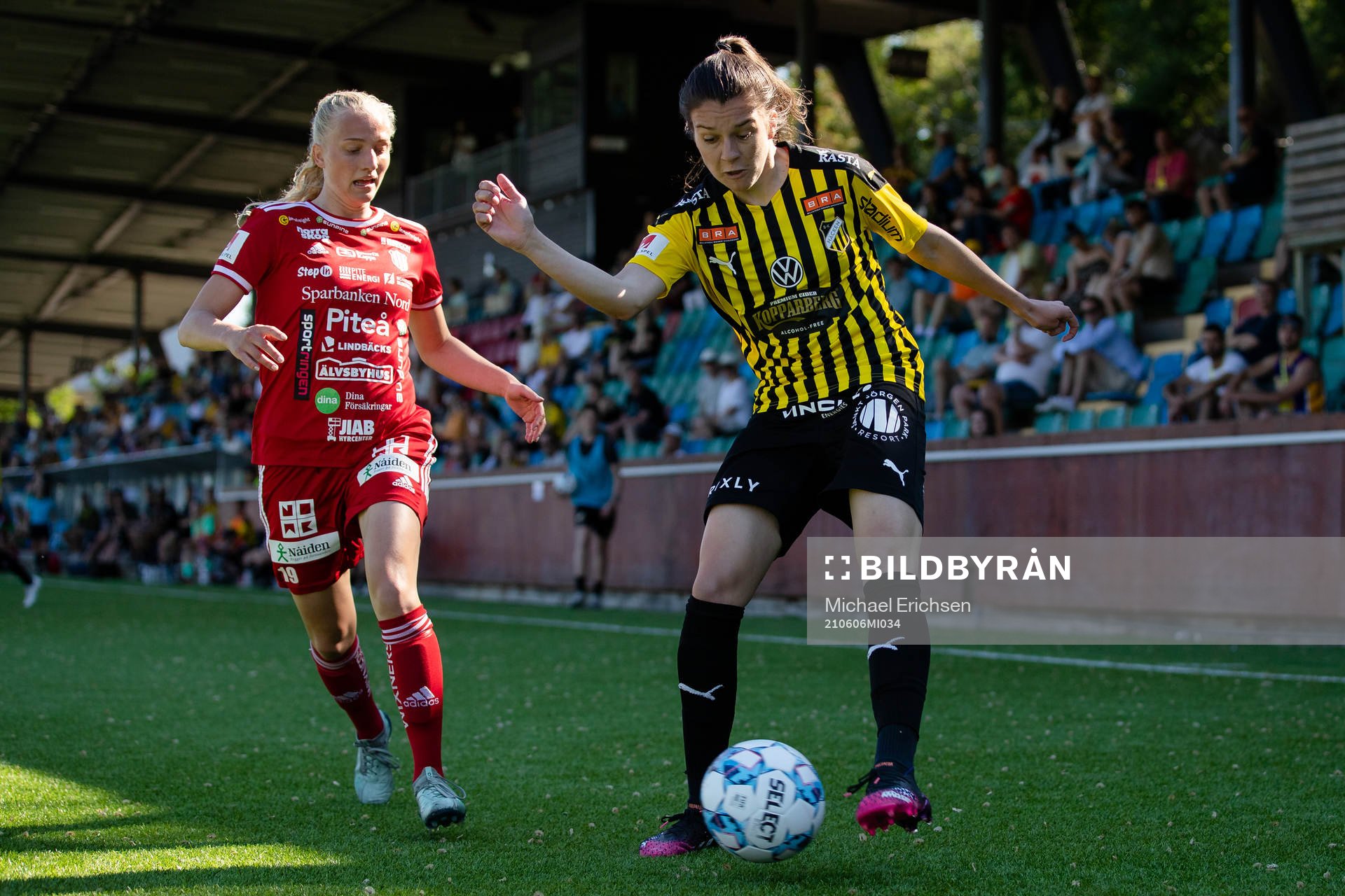 Piteås Astrid Larsson och Häckens Anna Julia Csiki under fotbollsmatchen i Damallsvenskan mellan Häcken och Piteå den 6 juni 2021 i Göteborg.