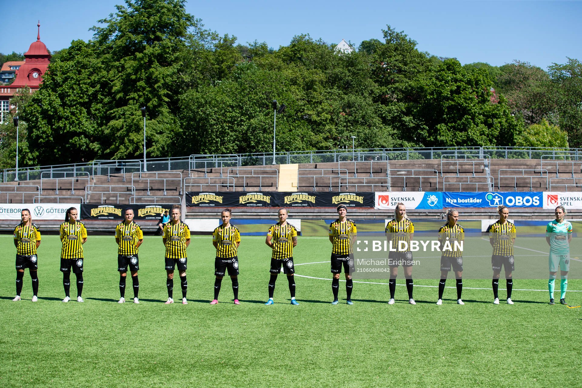 Häckens spelare på line up innan fotbollsmatchen i