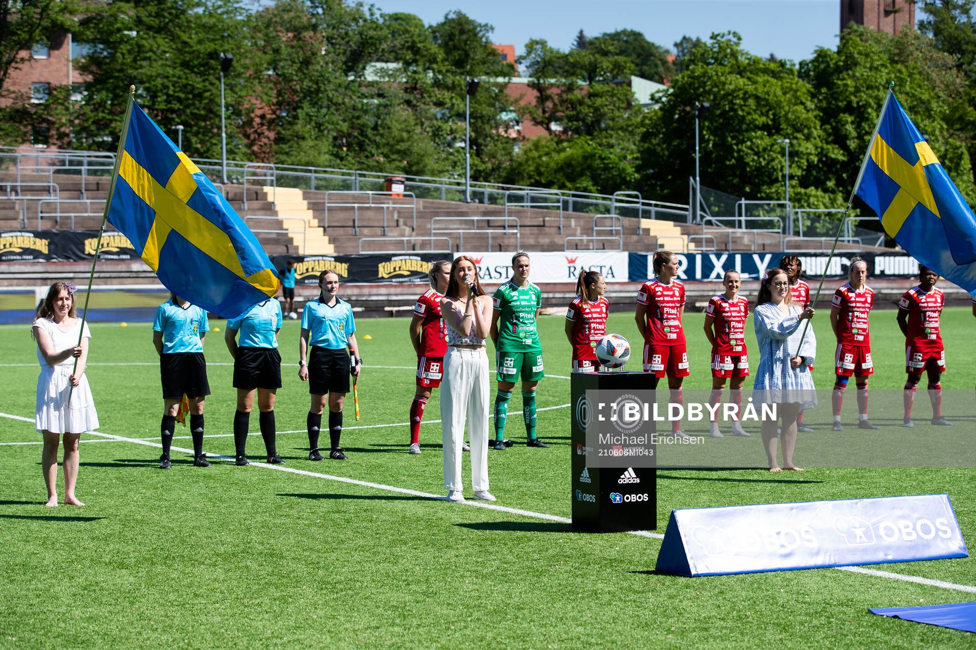 Nationalsången innan fotbollsmatchen i Damallsvenskan