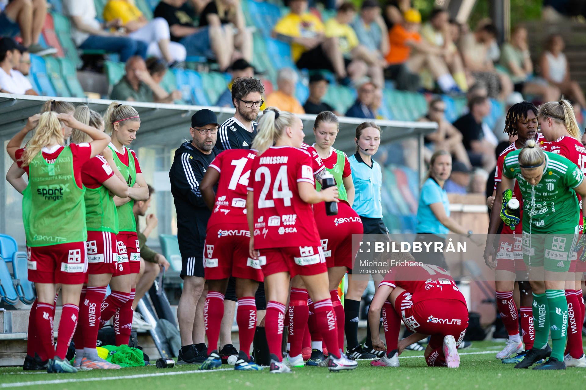 Piteås tränare Stellan Carlsson pratar med sitt lag i en vätskepaus under fotbollsmatchen i Damallsvenskan mellan Häcken och Piteå den 6 juni 2021 i Göteborg.