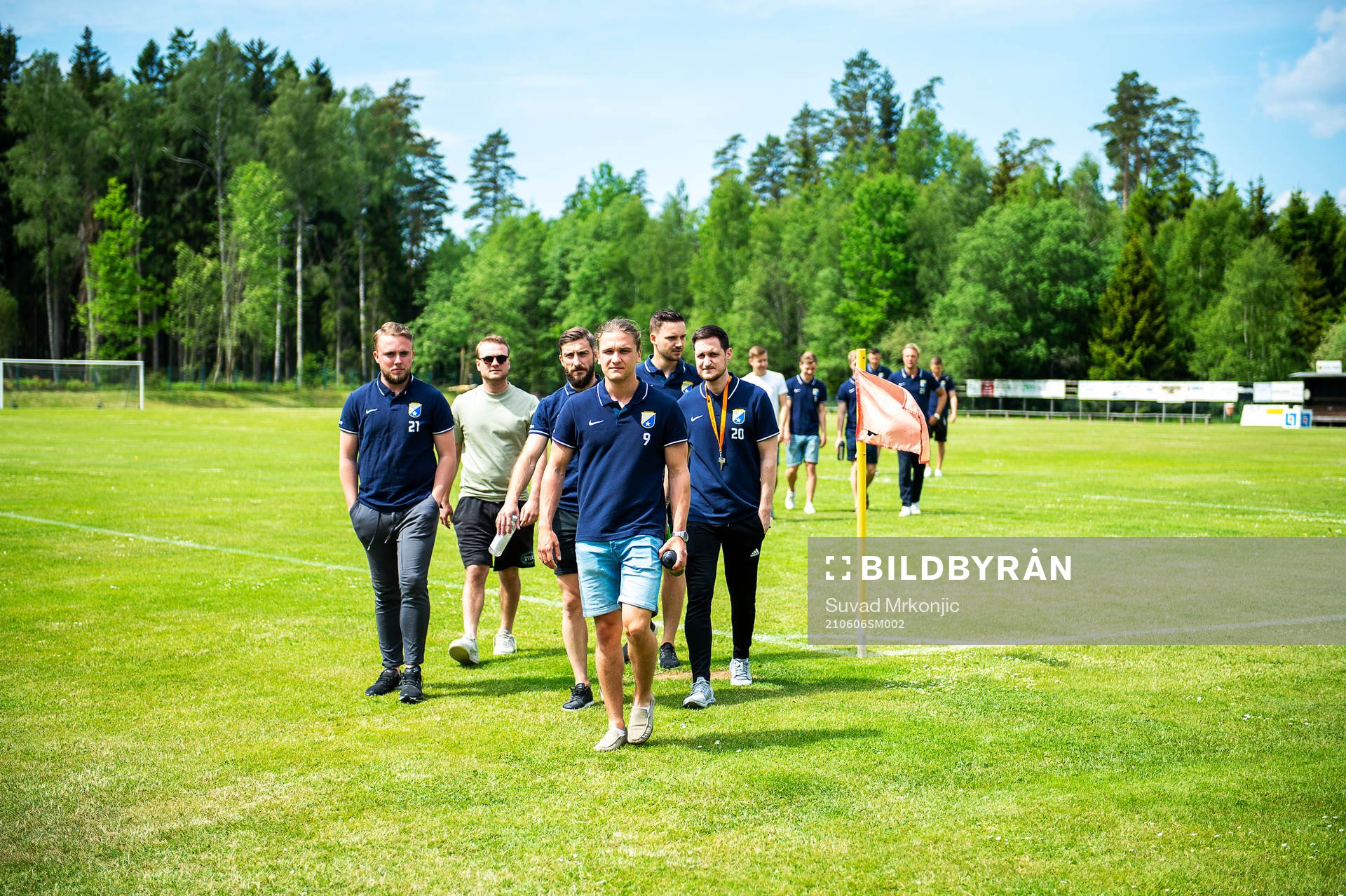 Åryds spelare inspekterar planen