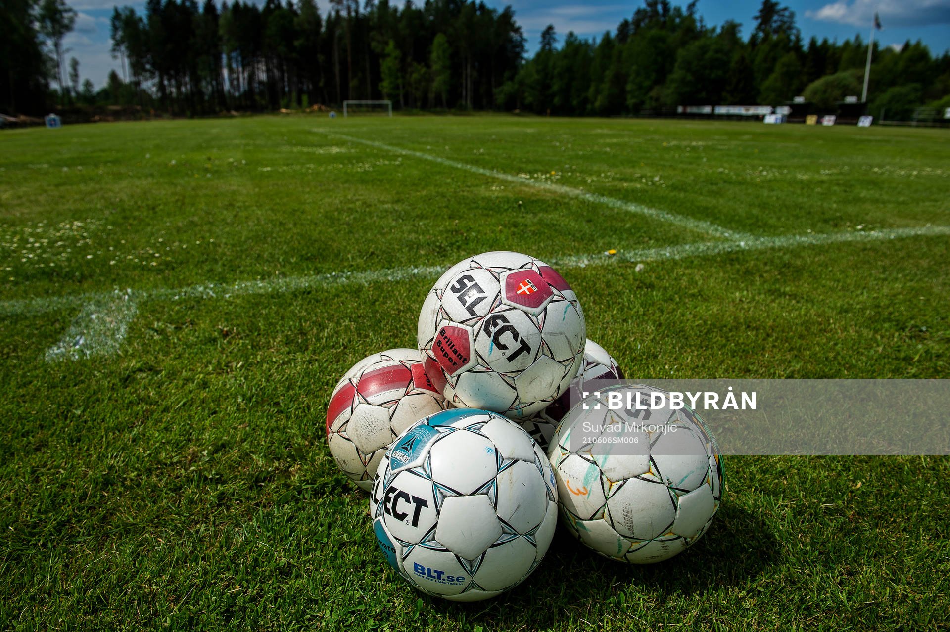 En pyramid med fotbollar