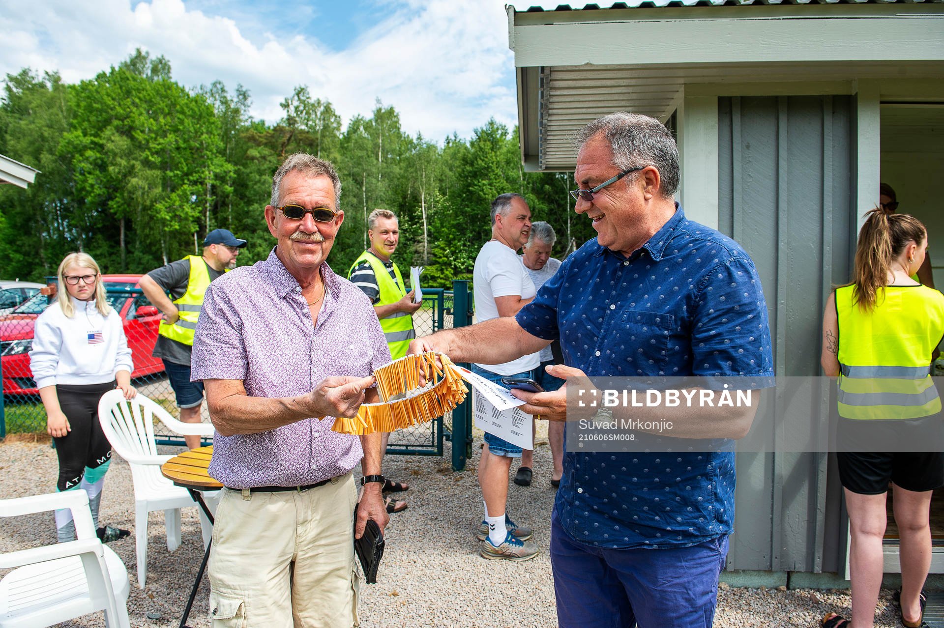En försäljare säljer lotter