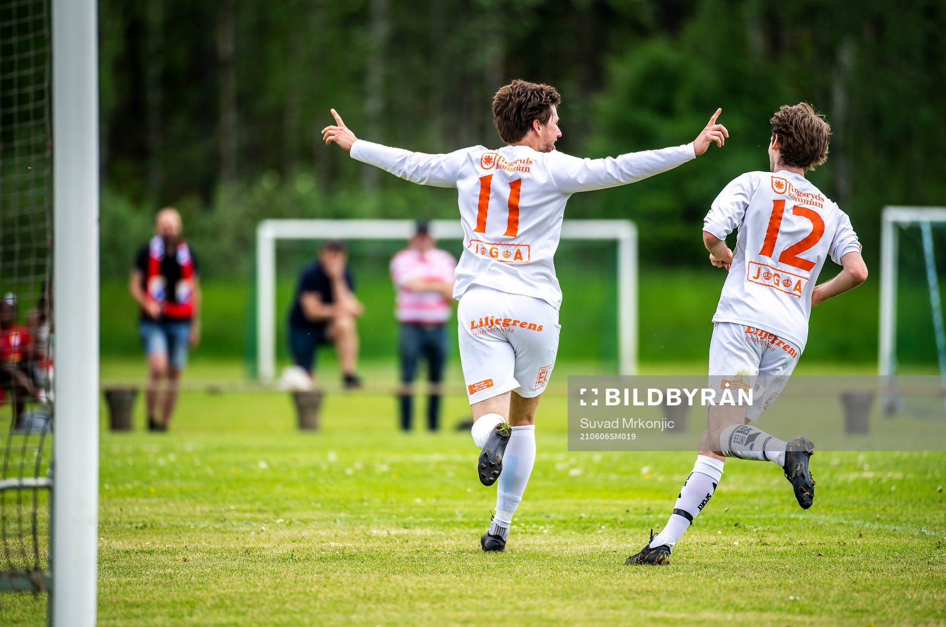 Älmeboda/Linneryds Felix Wärmlöv jublar med Robin Johansson efter 2-0 under fotbollsmatchen i division 3 sydöstra götaland mellan Älmeboda/Linneryd och Åryd den 6 juni 2021 i Rävemåla.