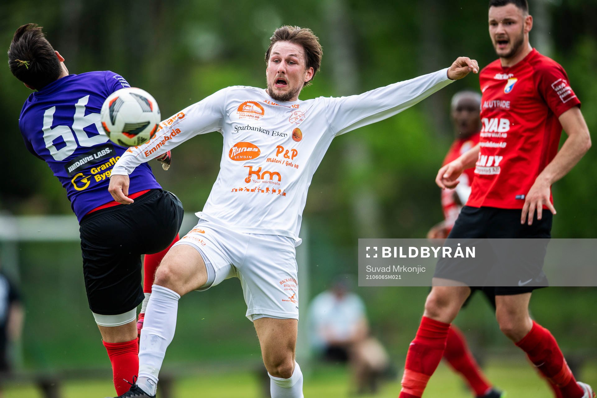 I denna situation gör Älmeboda/Linneryds Felix Wärmlöv 2-0 medan Åryds målvakt Felix Mitrus skadar sig och utgår under fotbollsmatchen i division 3 sydöstra götaland mellan Älmeboda/Linneryd och Åryd den 6 juni 2021 i Rävemåla.