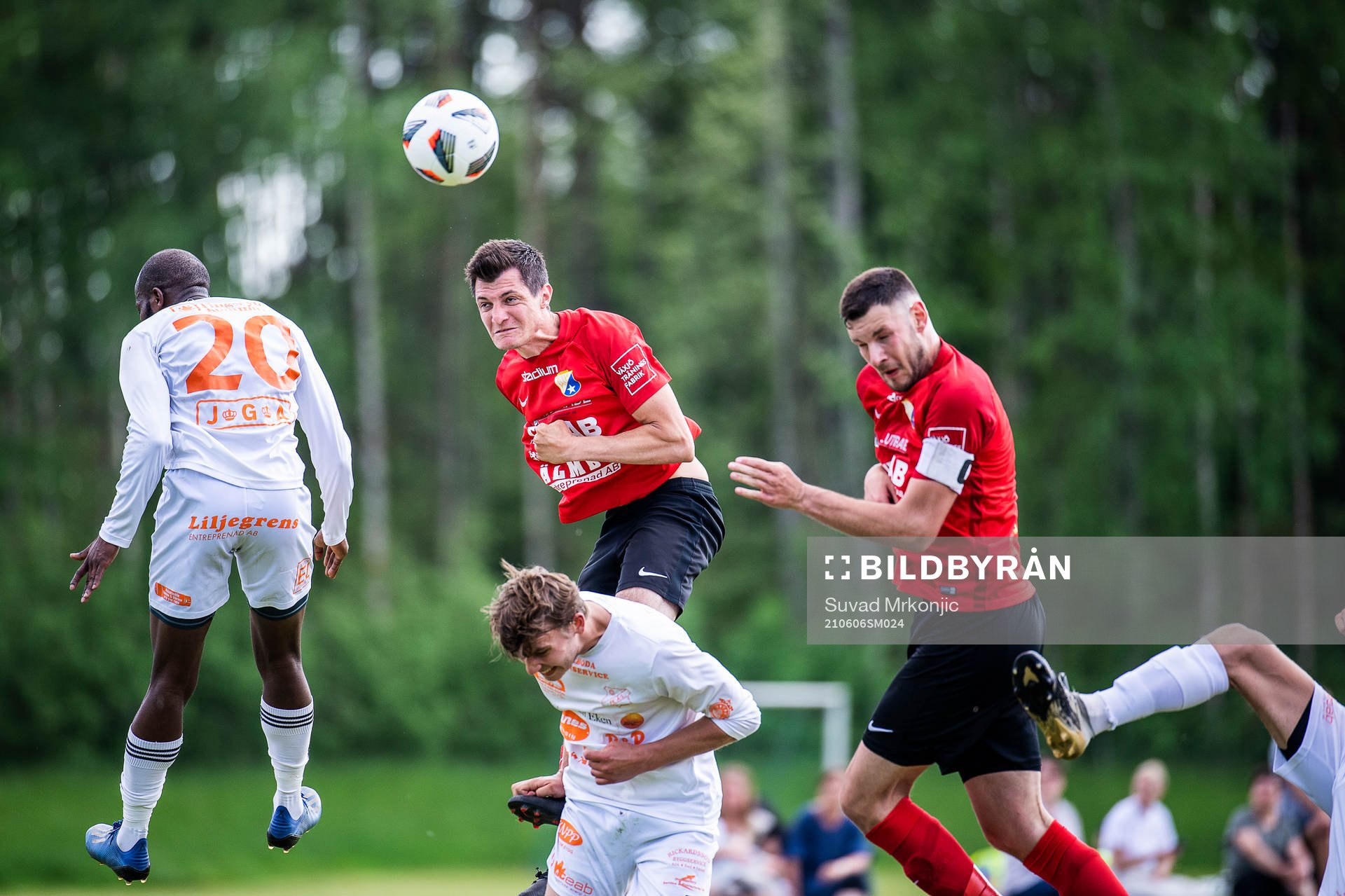 Åryds Oliver Nedanovski och Anel Grozdanic under fotbollsmatchen i division 3 sydöstra götaland mellan Älmeboda/Linneryd och Åryd den 6 juni 2021 i Rävemåla.
