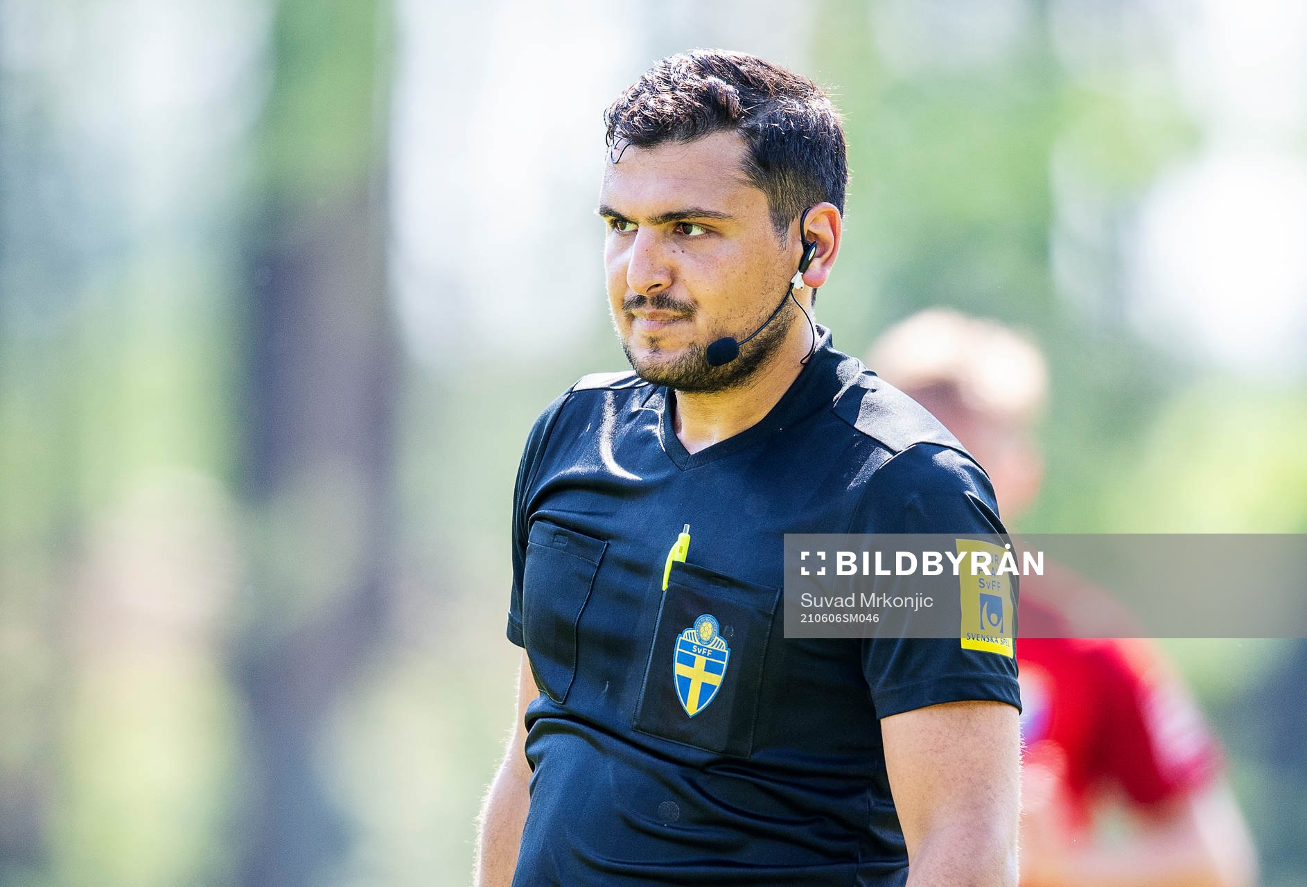 Domare Delavar Vahdanjo under fotbollsmatchen i division 3 sydöstra götaland mellan Älmeboda/Linneryd och Åryd den 6 juni 2021 i Rävemåla. 