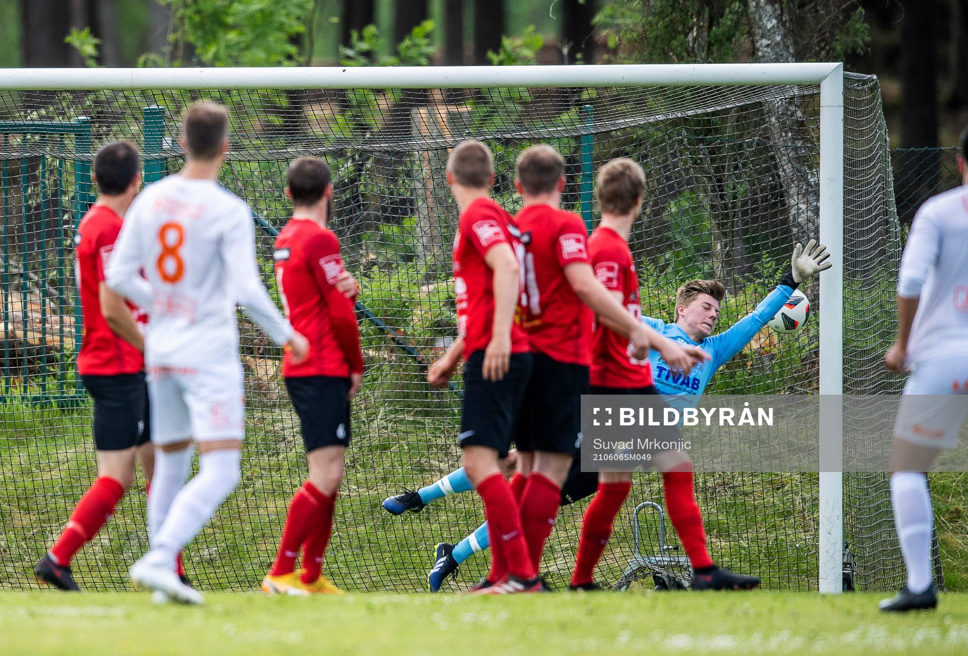 Älmeboda/Linneryds Filip Jeppsson gör 3-0 på frispark under fotbollsmatchen i division 3 sydöstra götaland mellan Älmeboda/Linneryd och Åryd den 6 juni 2021 i Rävemåla.