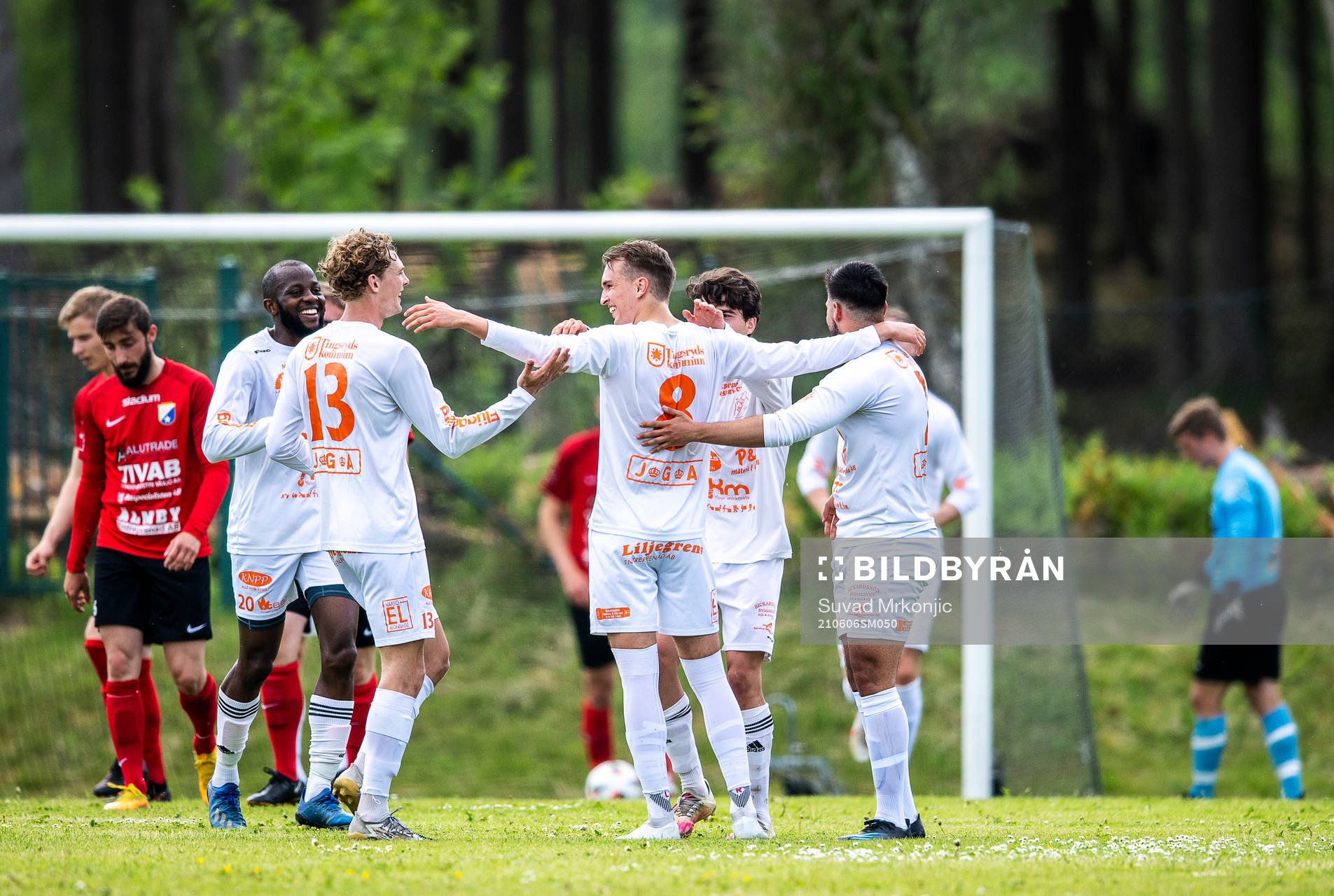 Älmeboda/Linneryds Filip Jeppsson gör 3-0 på frispark och jublar med lagkamrater under fotbollsmatchen i division 3 sydöstra götaland mellan Älmeboda/Linneryd och Åryd den 6 juni 2021 i Rävemåla.