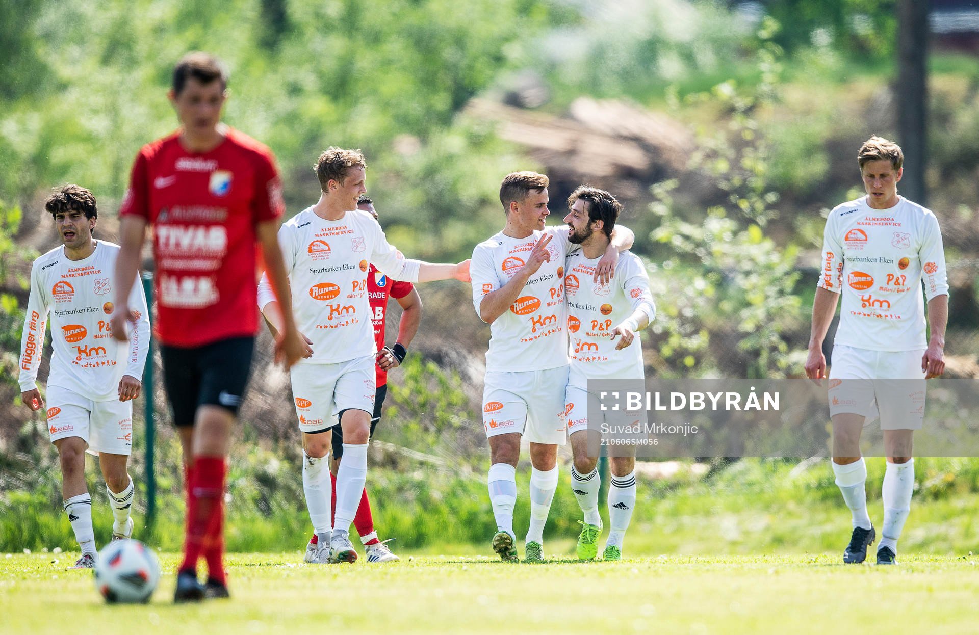 Älmeboda/Linneryds Samuel Tarasenko jublar med lagkamrater efter 4-0 under fotbollsmatchen i division 3 sydöstra götaland mellan Älmeboda/Linneryd och Åryd den 6 juni 2021 i Rävemåla.