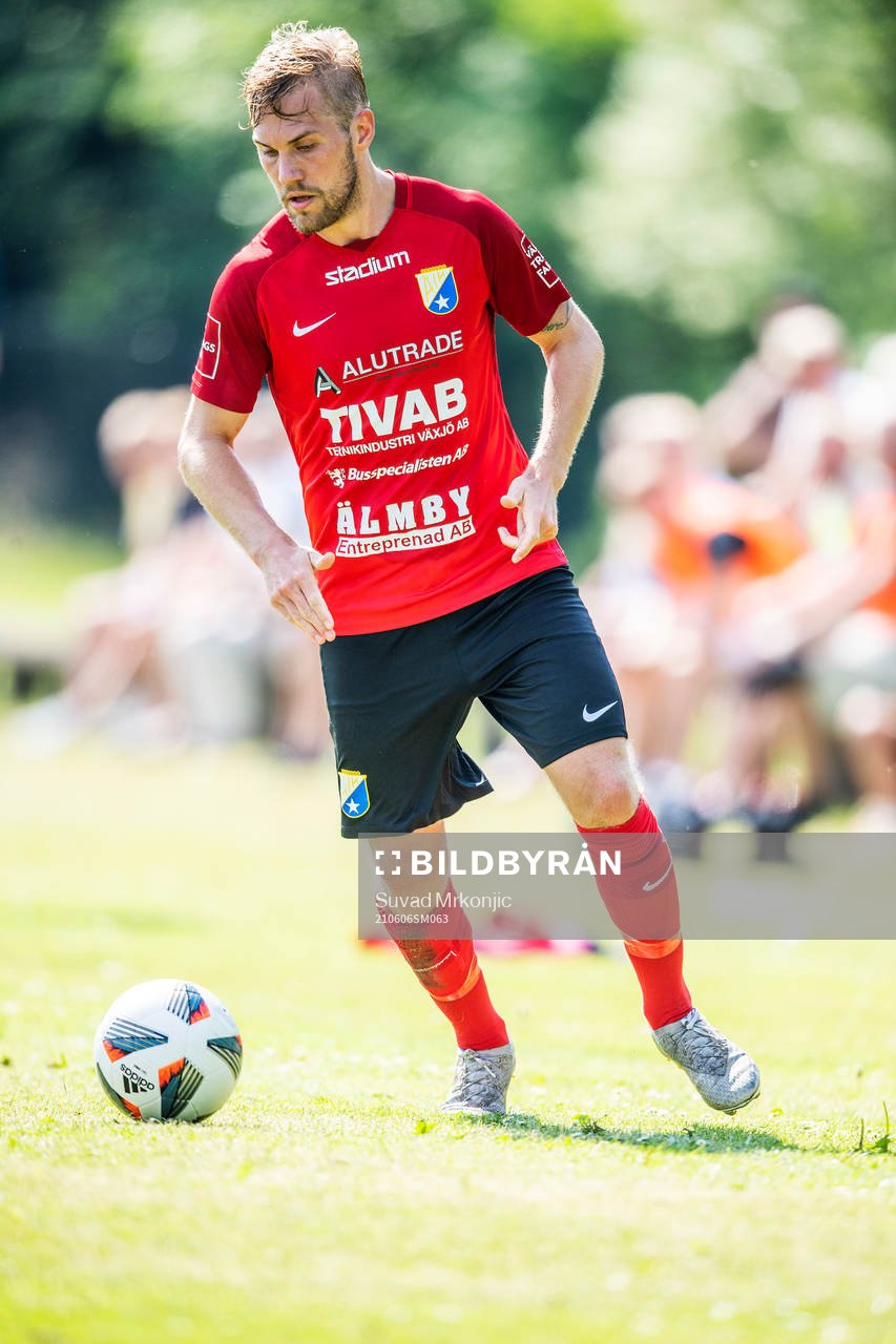 Åryds Jesper Andersson under fotbollsmatchen i division 3 sydöstra götaland mellan Älmeboda/Linneryd och Åryd den 6 juni 2021 i Rävemåla.