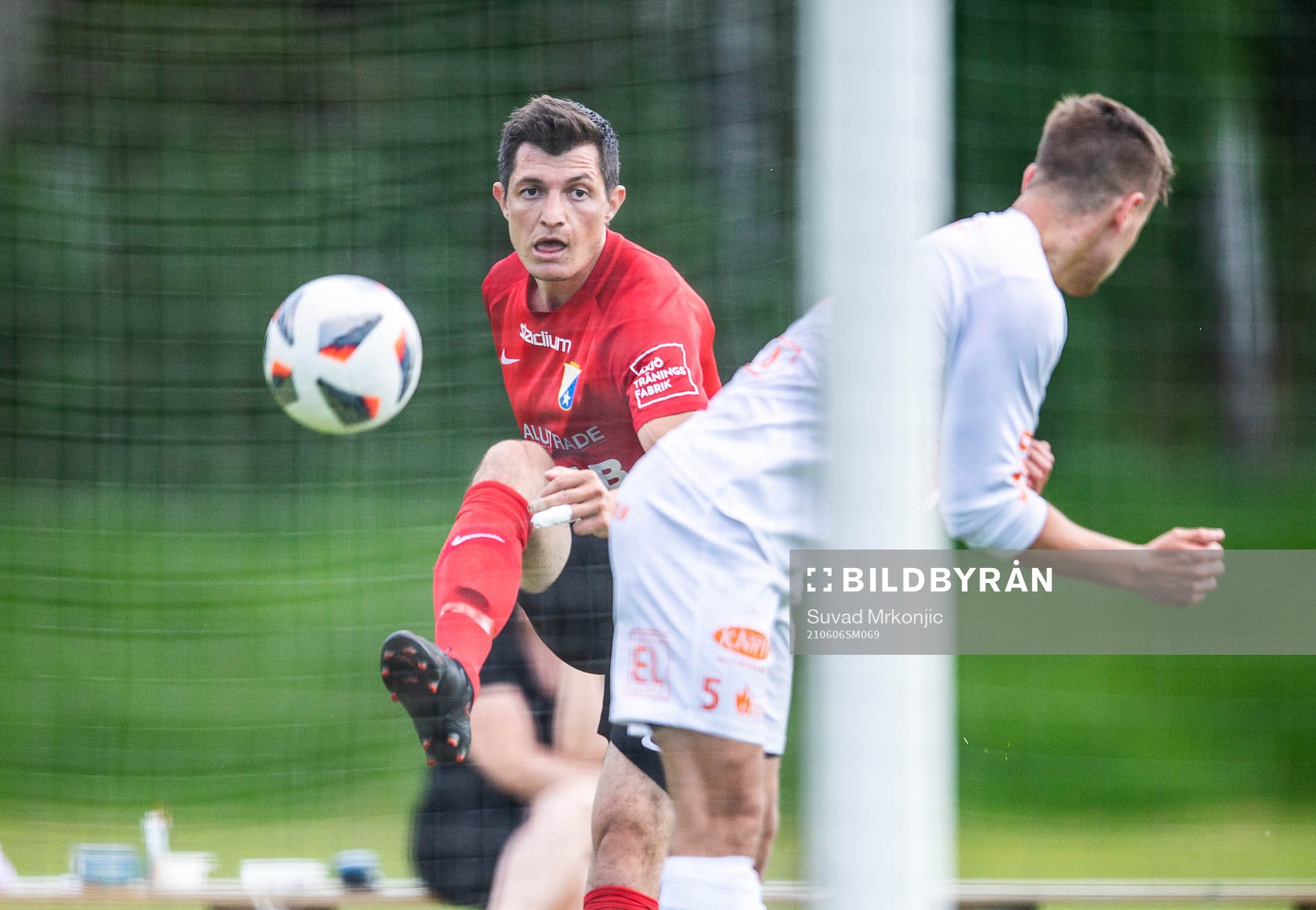 Åryds Oliver Nedanovski och Älmeboda/Linneryds Arvid Larsson Stern under fotbollsmatchen i division 3 sydöstra götaland mellan Älmeboda/Linneryd och Åryd den 6 juni 2021 i Rävemåla.