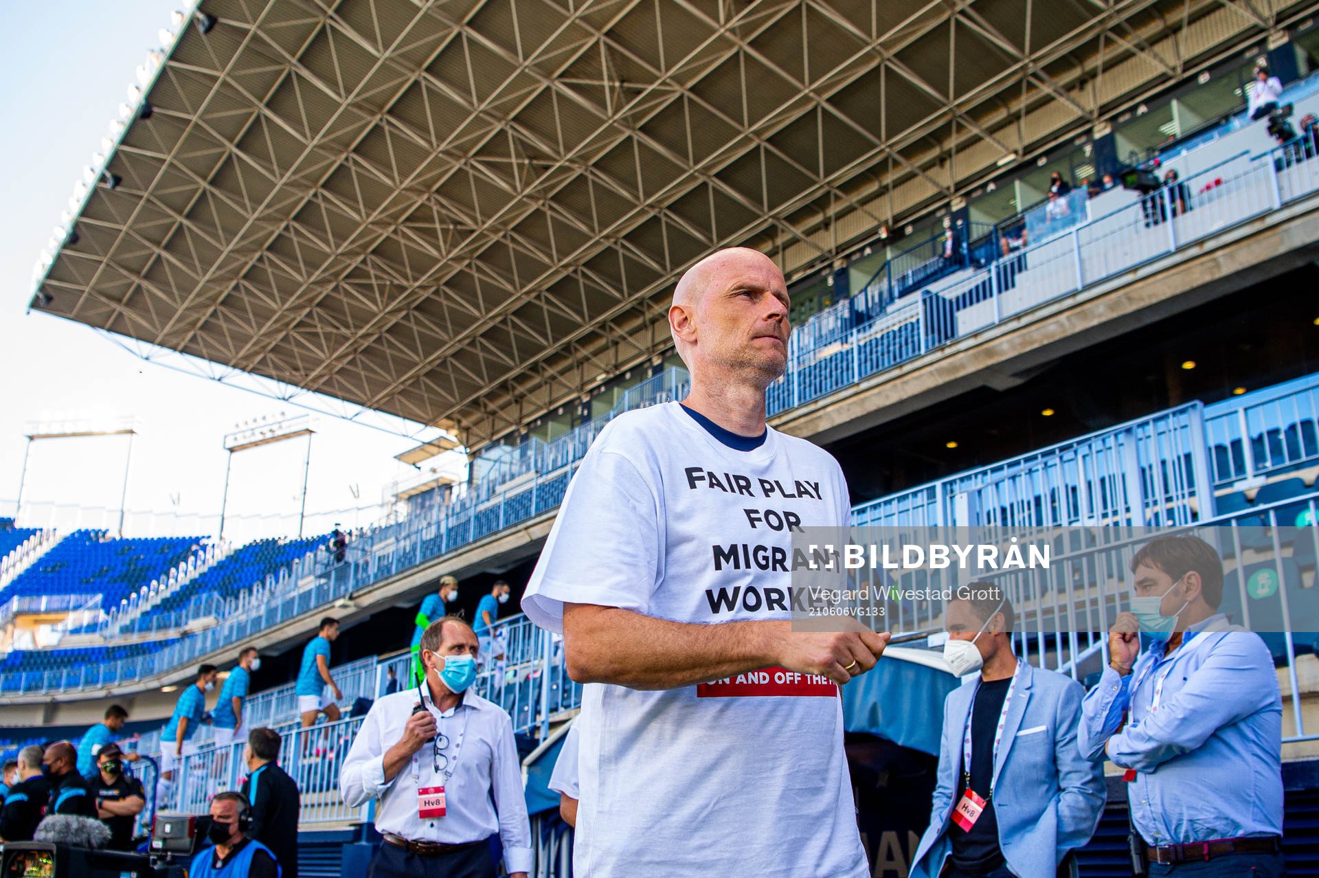 Ståle Solbakken, head coach of Norway, wearing a t-shirt