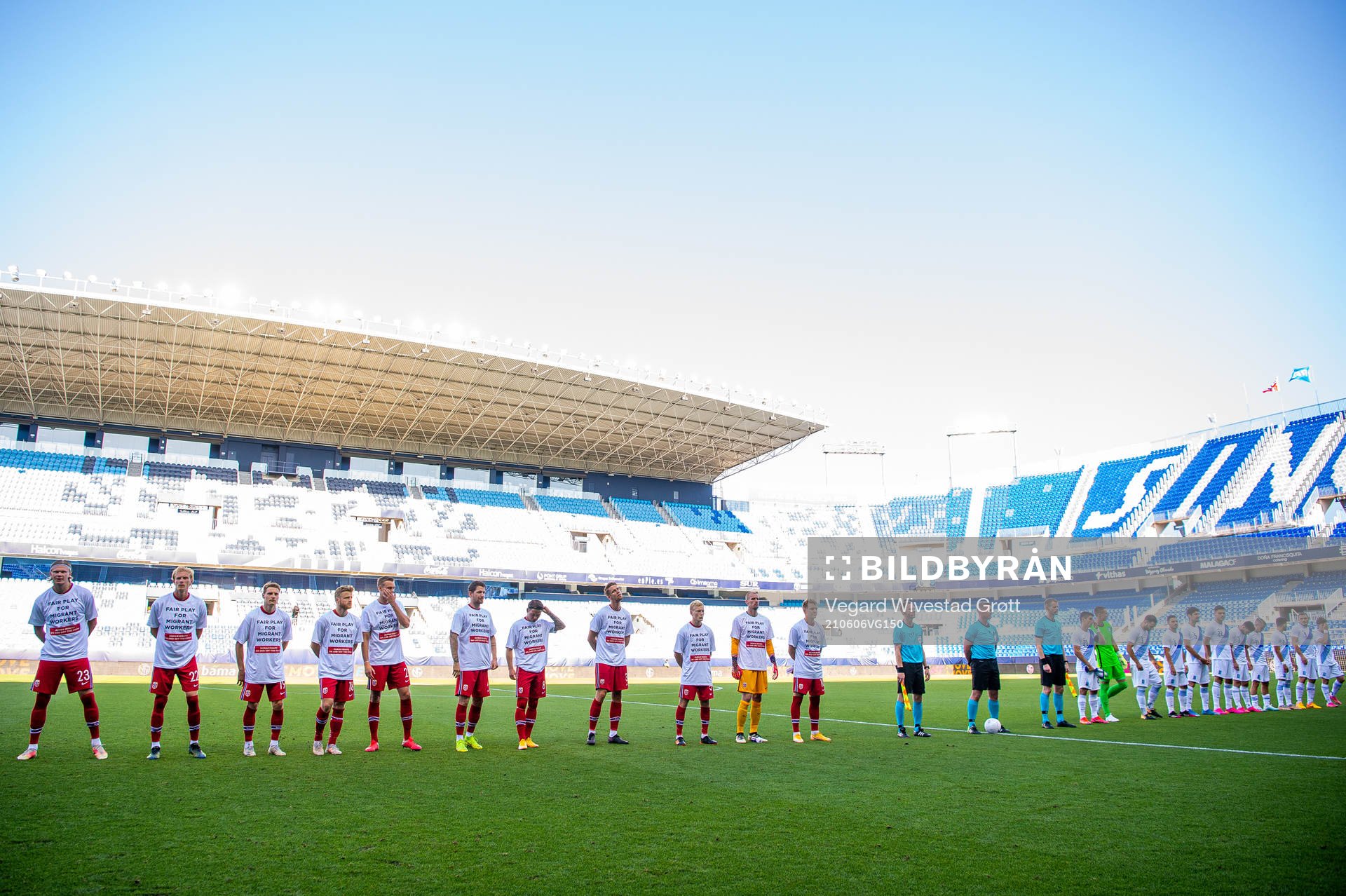 Players of Norway and Greece line up