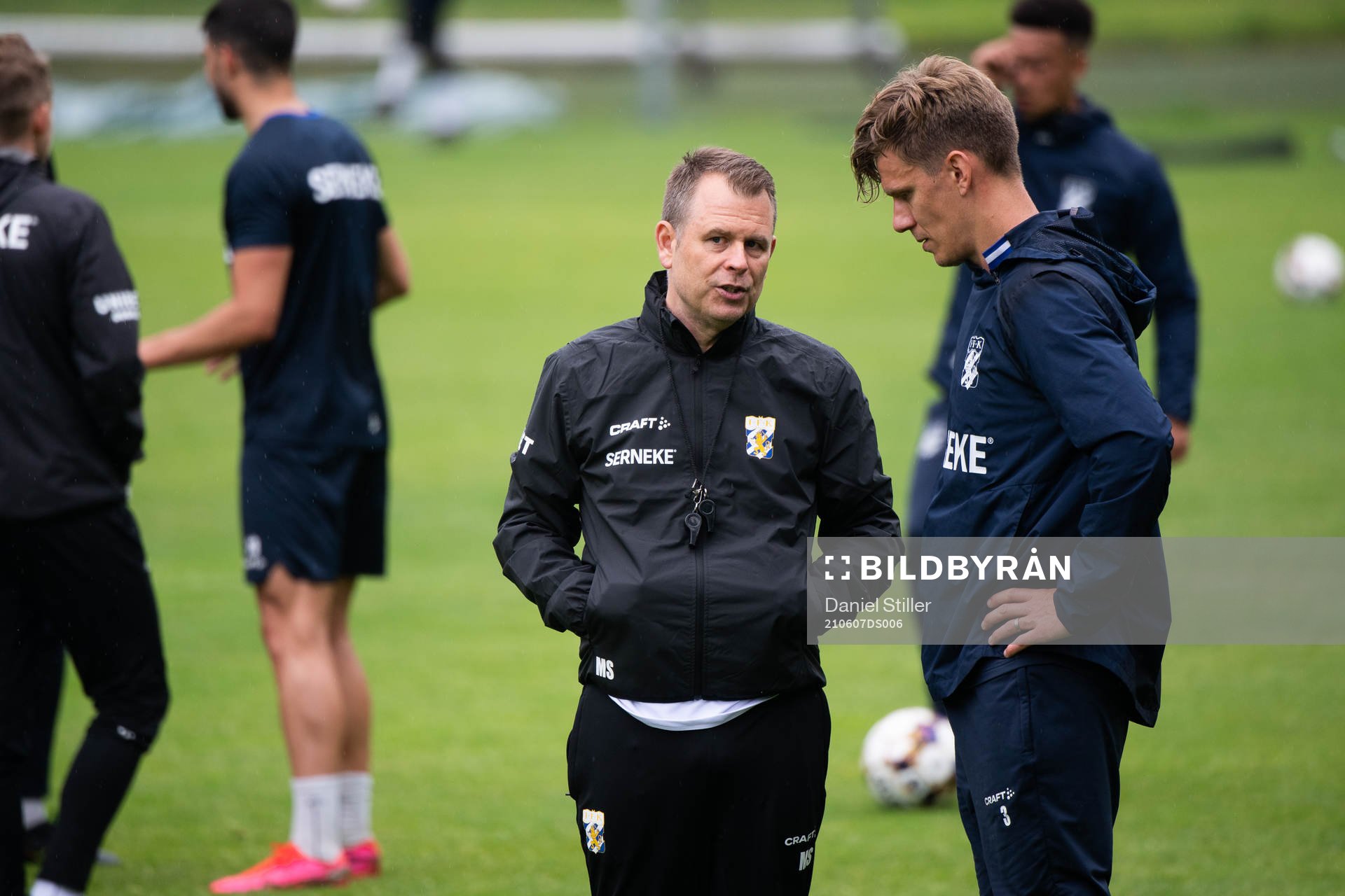 Tränare Mikael Stahre pratar med Pontus Wernbloom