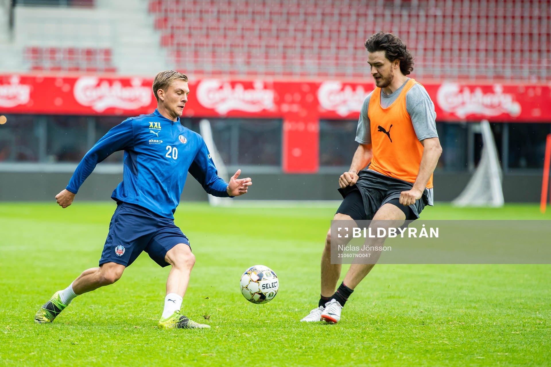 Helsingborgs Dennis Olsson ikamp med Rögles Dennis Everberg