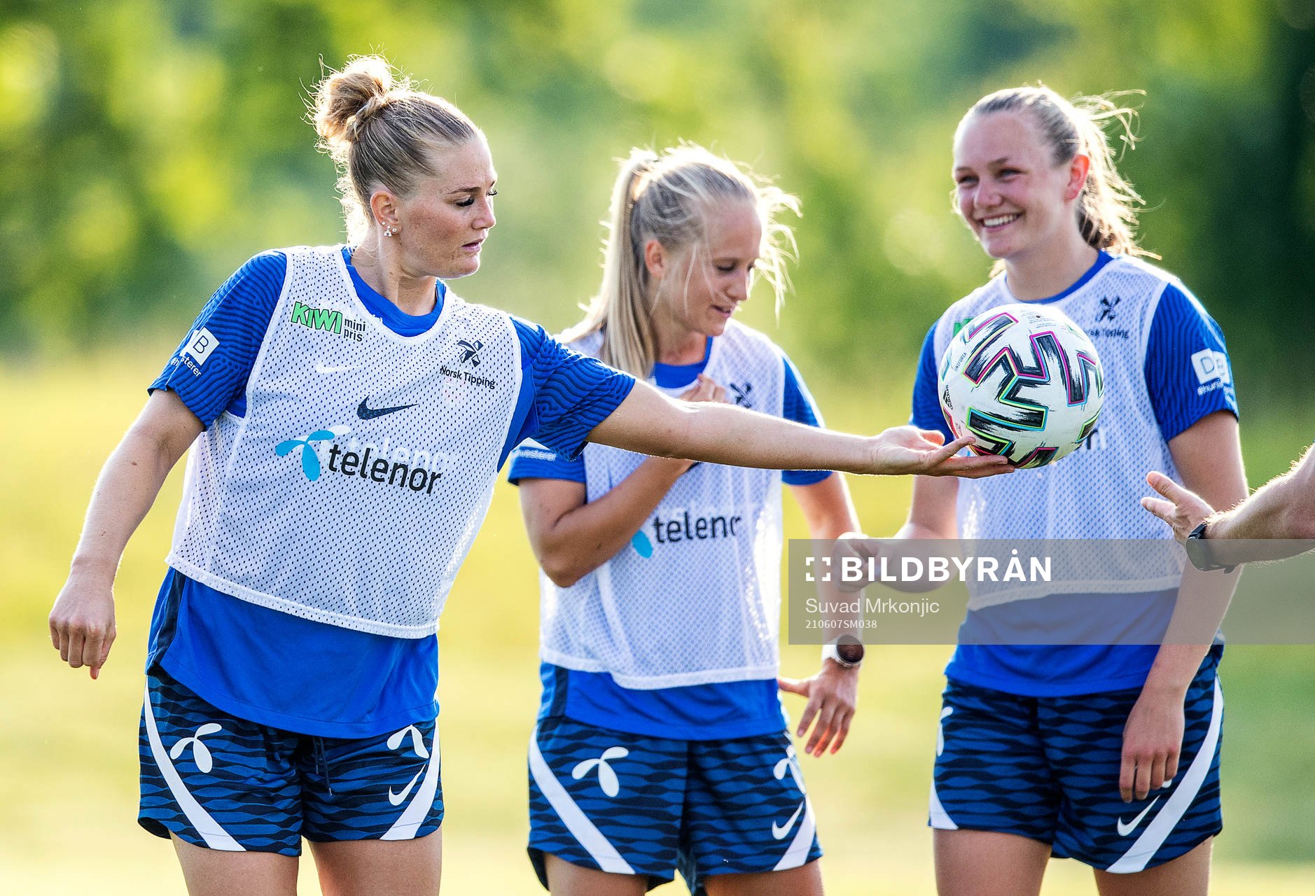 Lisa-Marie Karlseng Utland, Amalie Vevle Eikeland and Frida