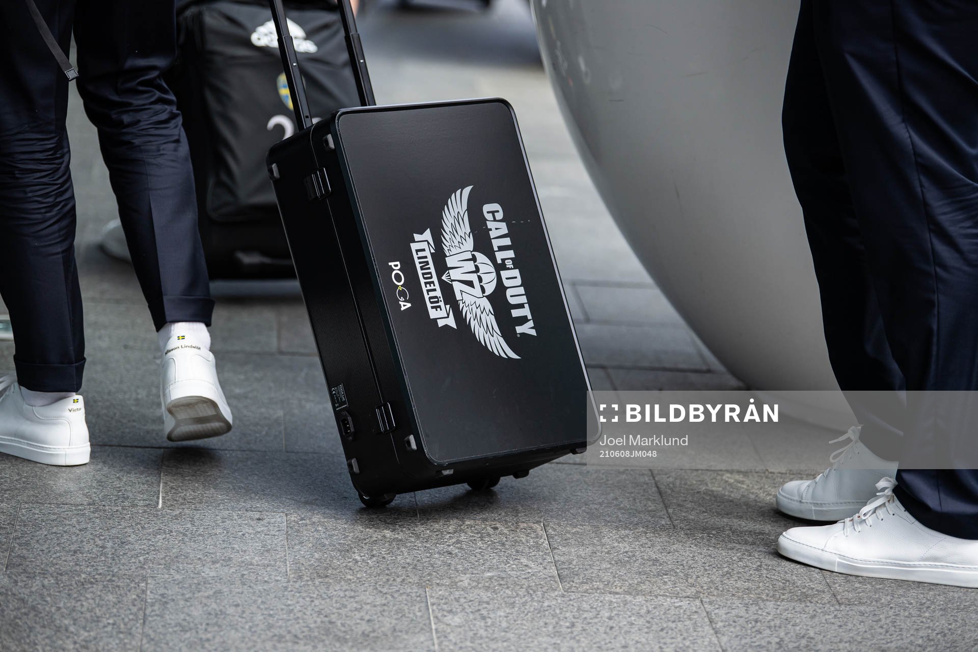 Victor Nilsson Lindelöf of the Swedish national football team carries a Call of Duty bag when the team arrives to base camp Sankt Jörgen Park ahead of the UEFA Euro 2020 Football Championship on June 8, 2021 in Gothenburg.