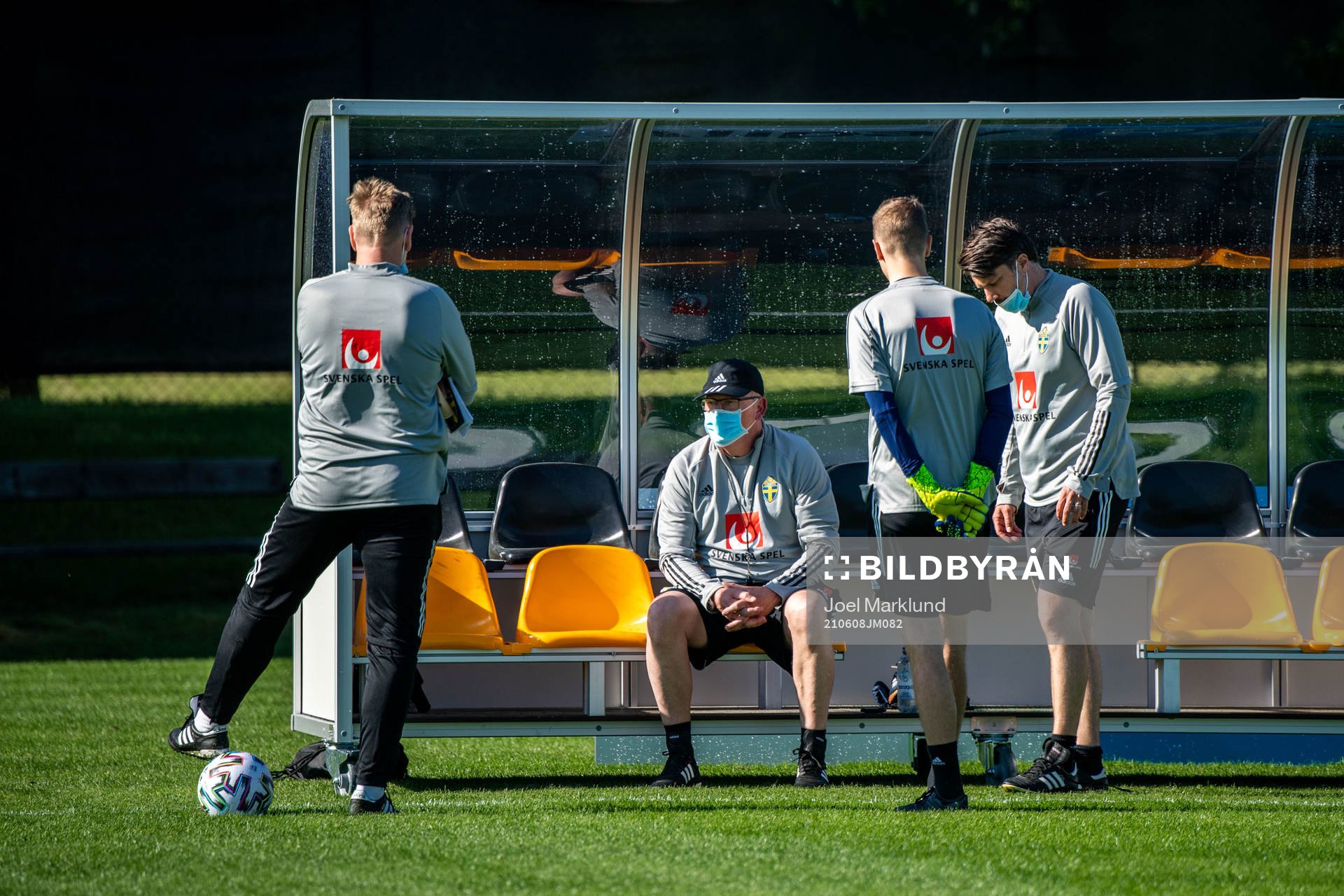 Assistant coach Peter Wettergren, Janne Andersson, head