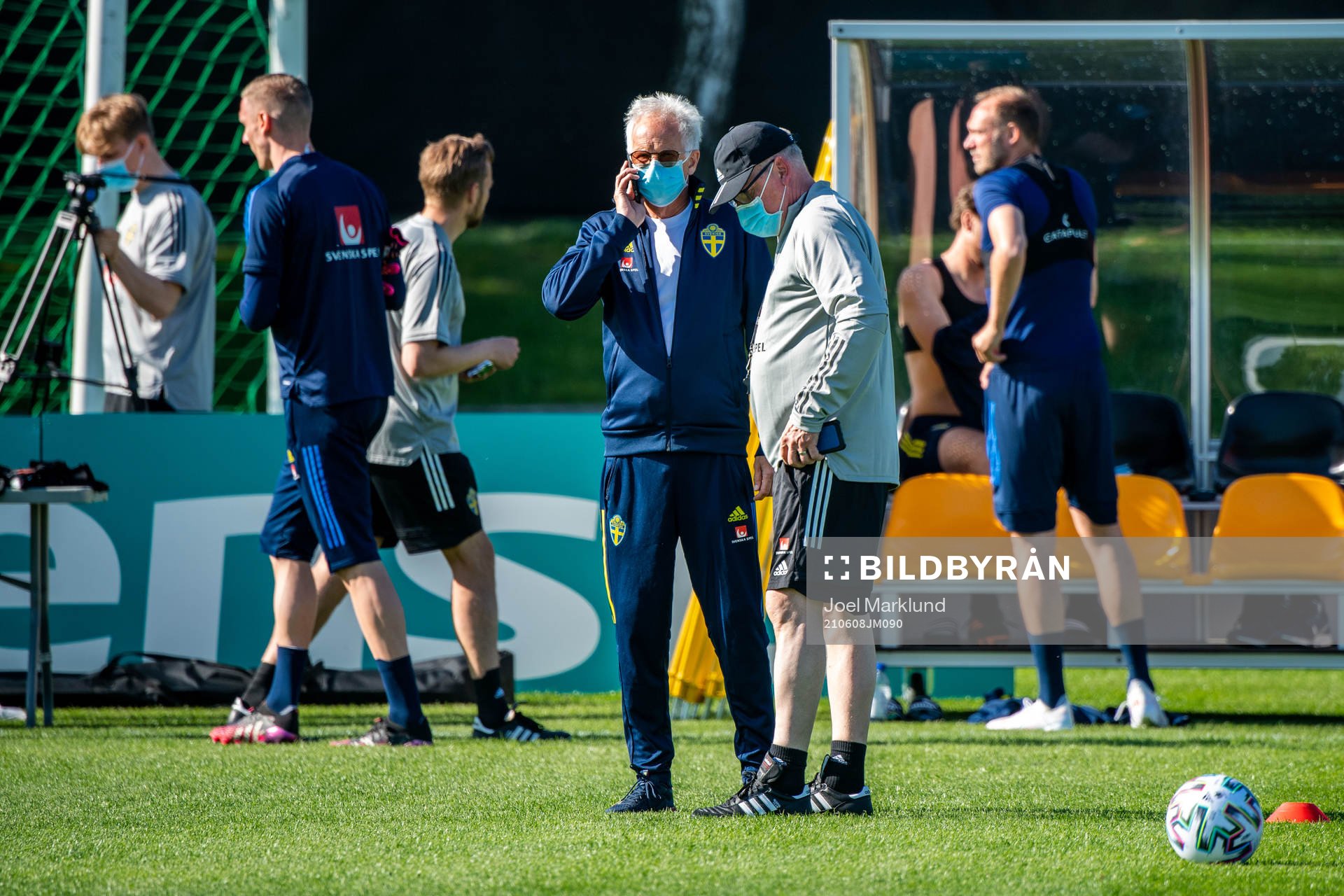 Team doctor Anders Valentin and Janne Andersson, head coach