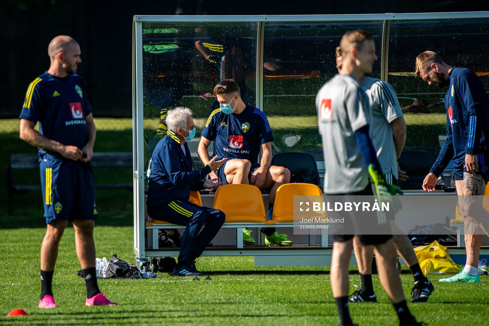 Team doctor Anders Valentin and Mattias Svanberg of the