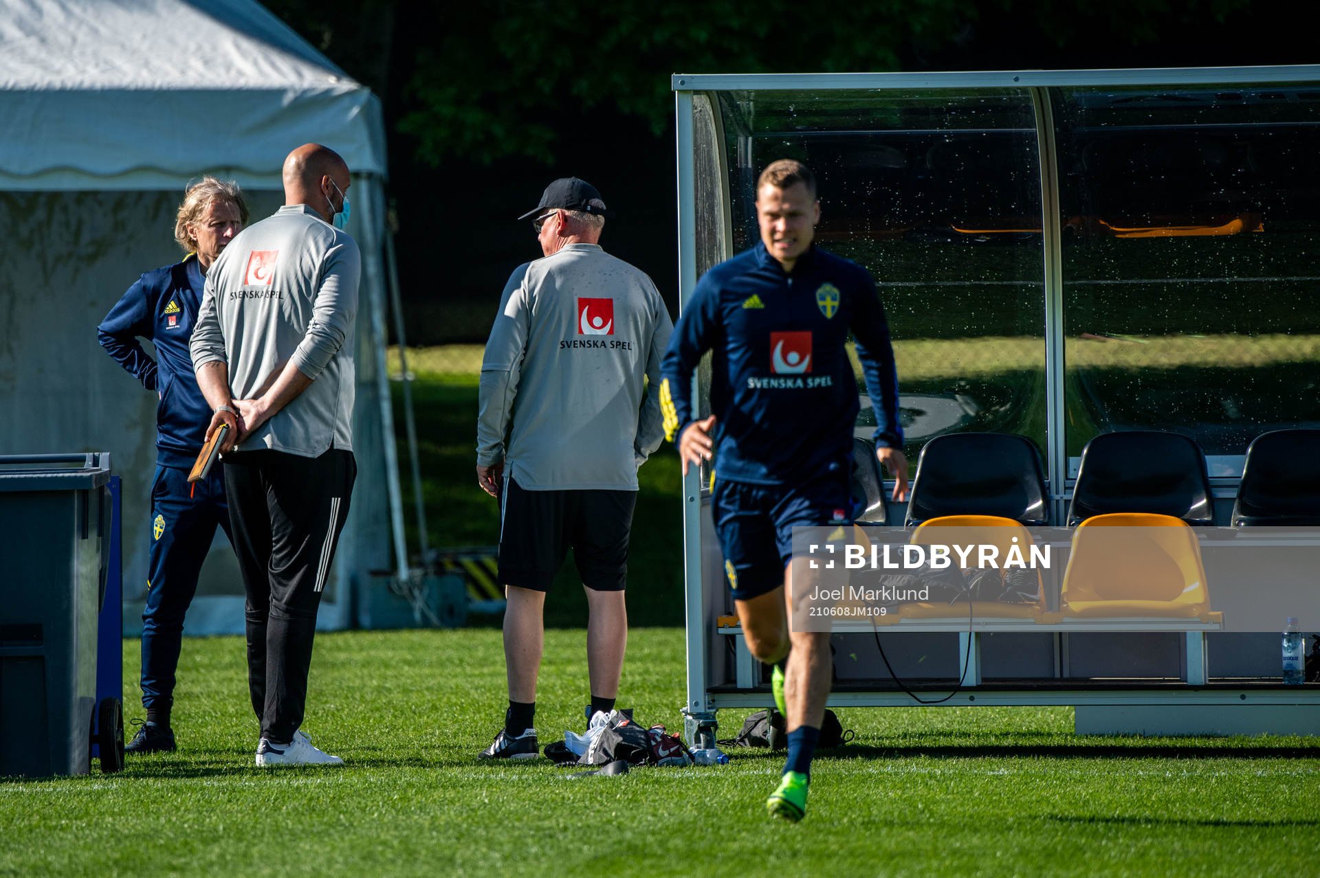 Team manager Stefan Pettersson, press officer Jakob Kakembo