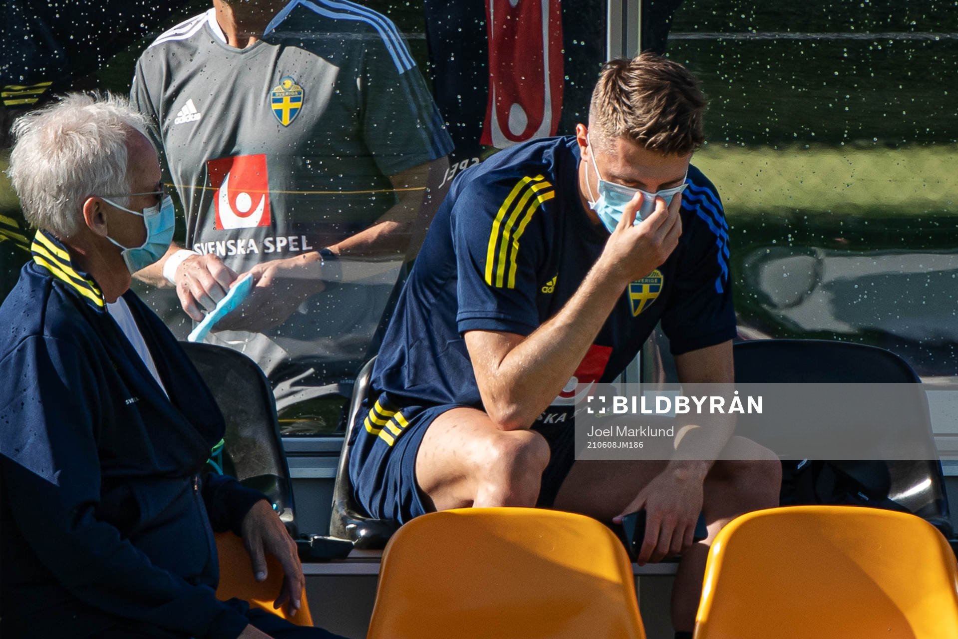 Team doctor Anders Valentin talks to Mattias Svanberg of