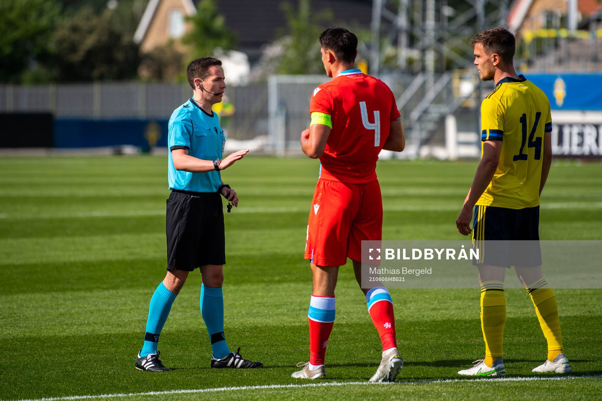 Referee David Alexander Munro in a discussion with Seid