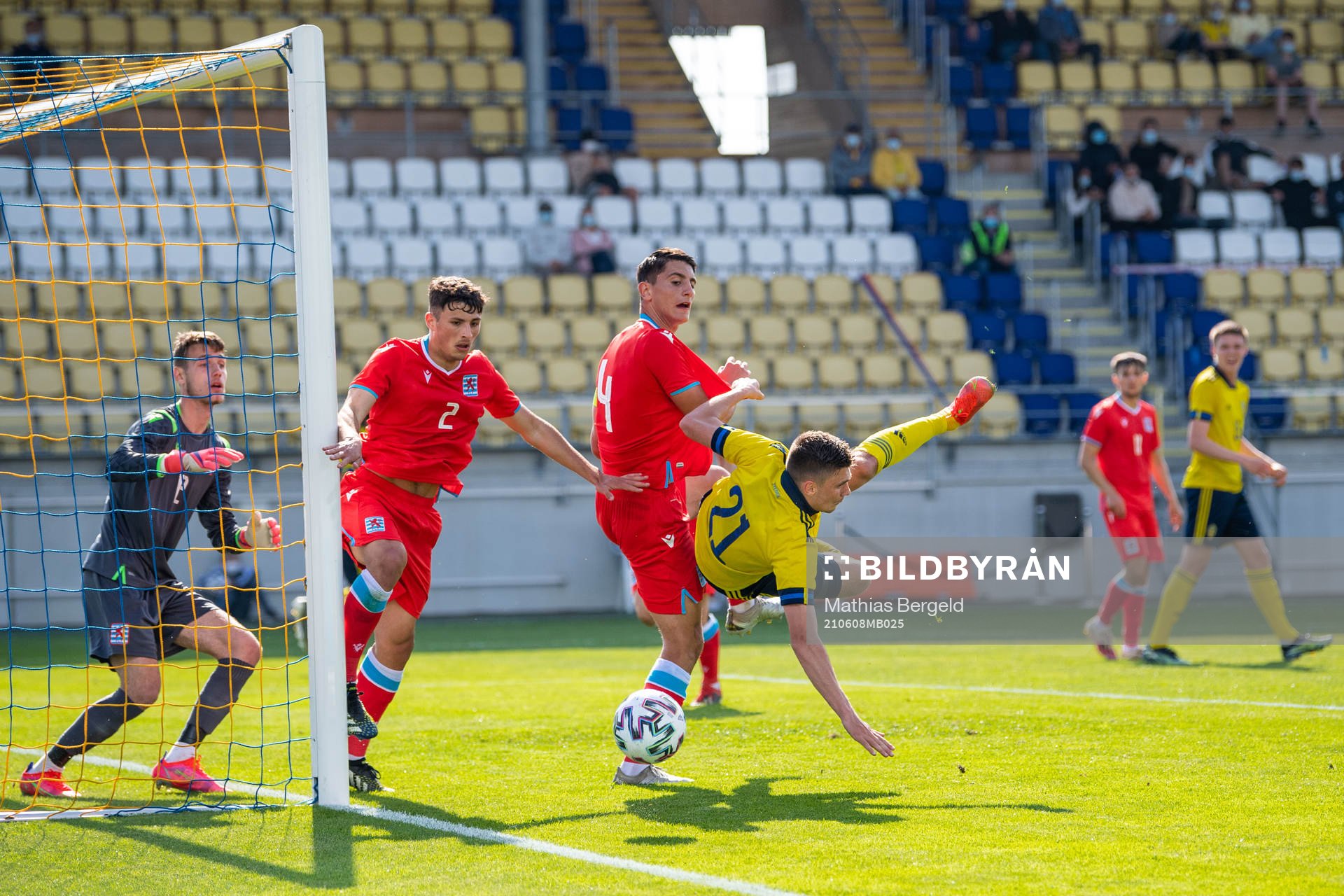 Seid Korac of Luxembourg and Tim Prica of Sweden